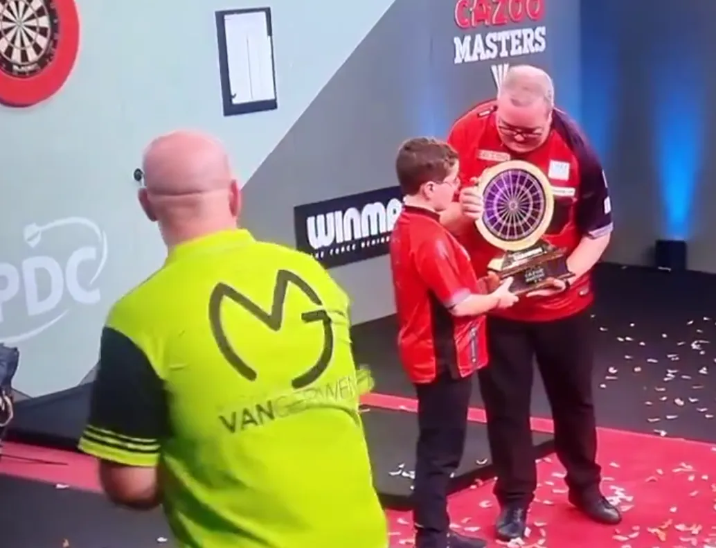Hartverwarmende beelden tonen dat Van Gerwen met reden terug het podium op liep