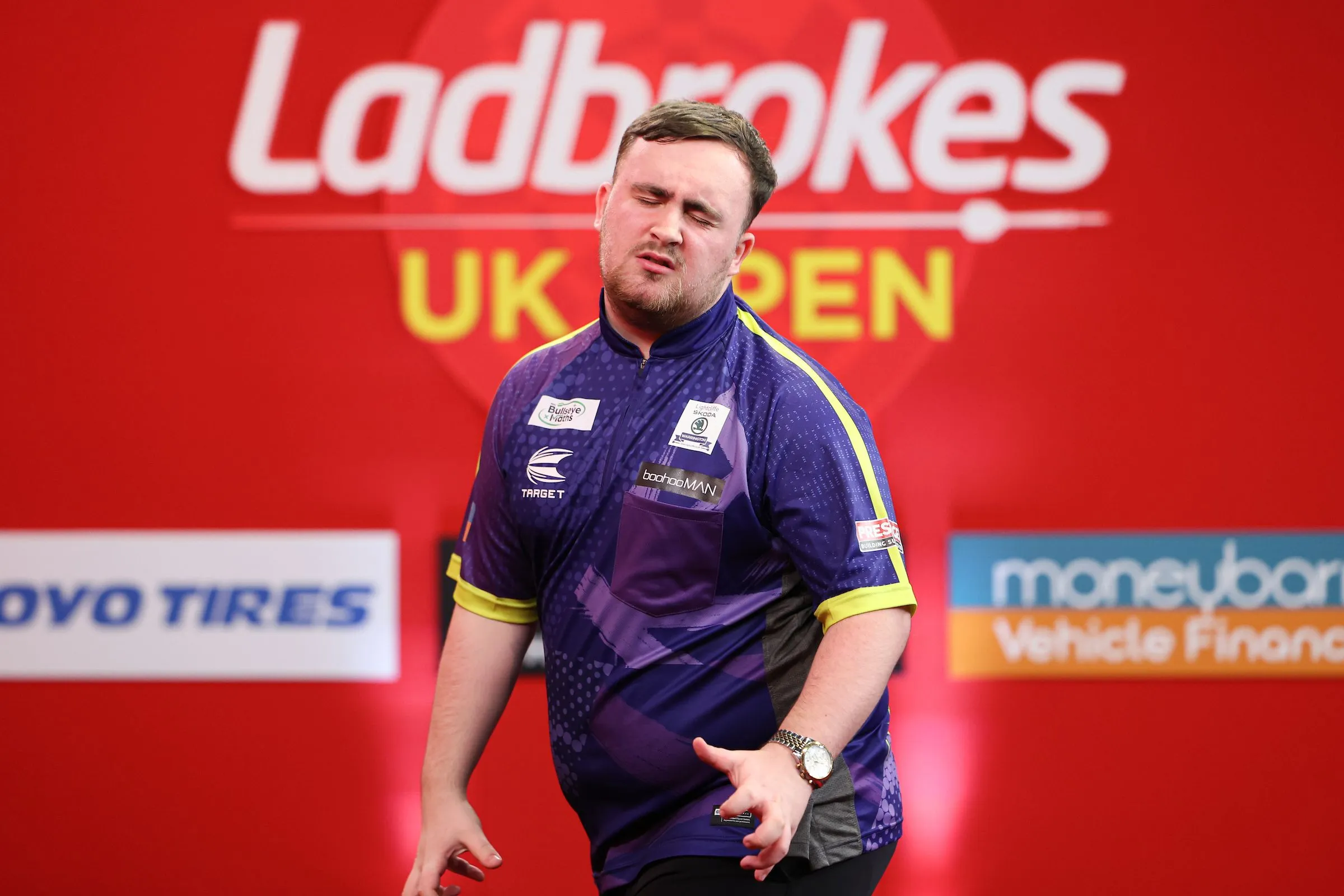 VIDEO Luke Littler verslaat drievoudig kampioen James Wade met mooie finishes