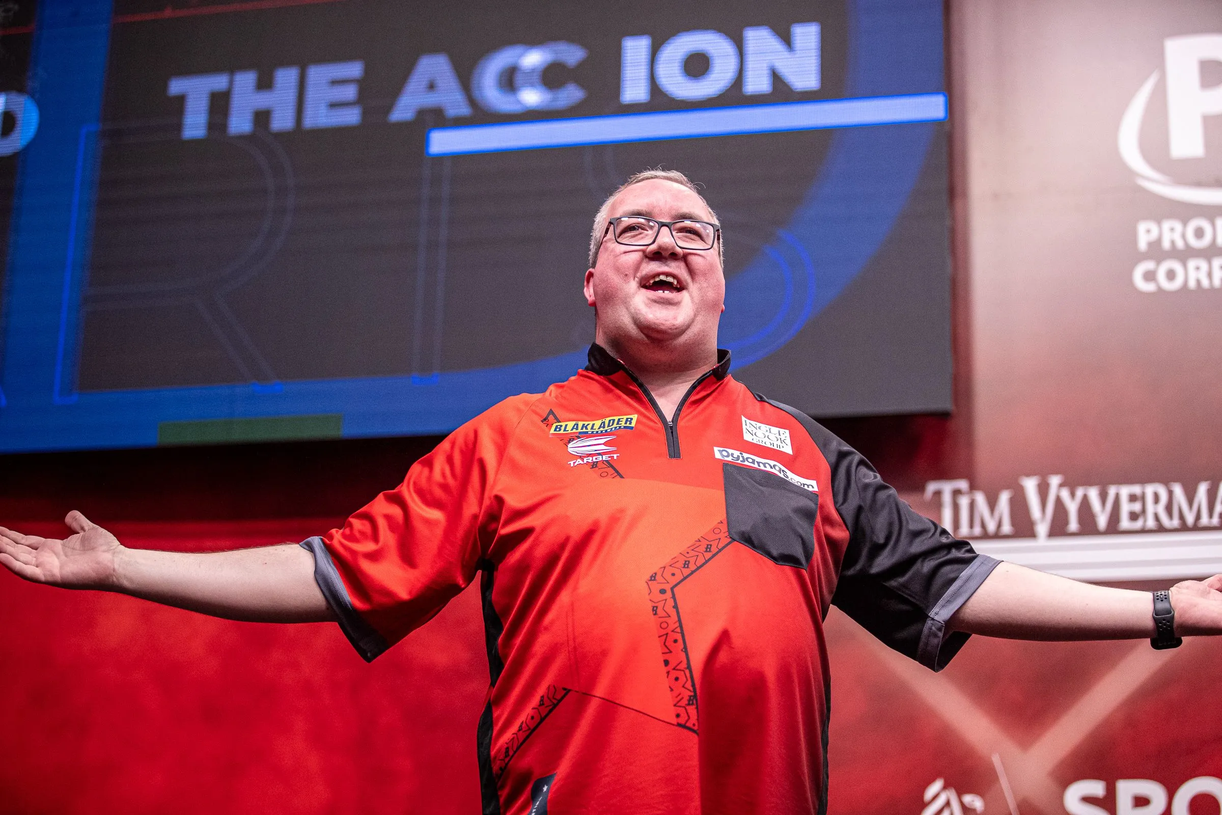 Nordic Darts Masters: Aspinall en Price winnen eenvoudig en Bunting ontsnapt tegen Larsson