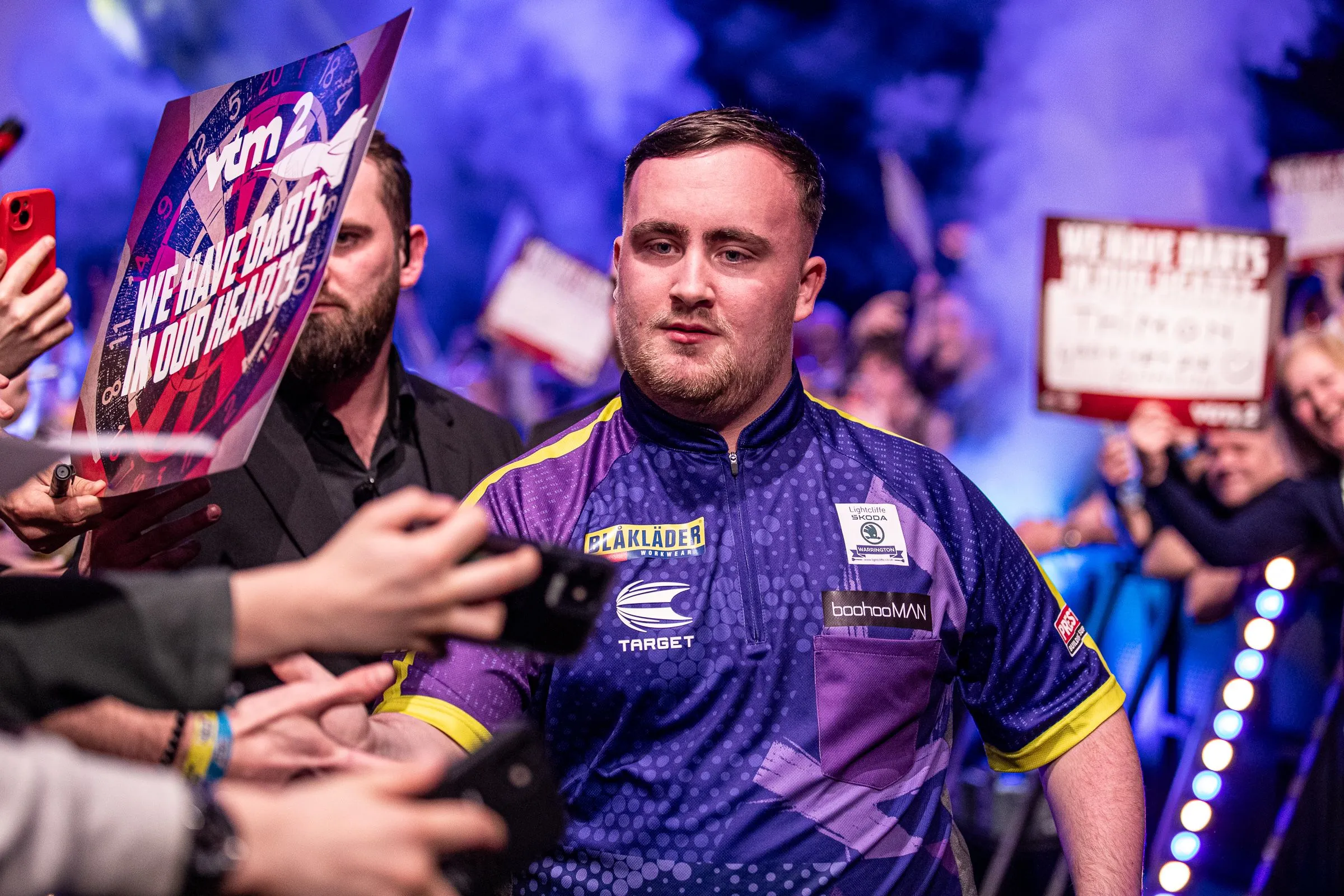 Hoe Luke Littler maar liefst 174,63 gemiddeld gooide in duel met Michael van Gerwen