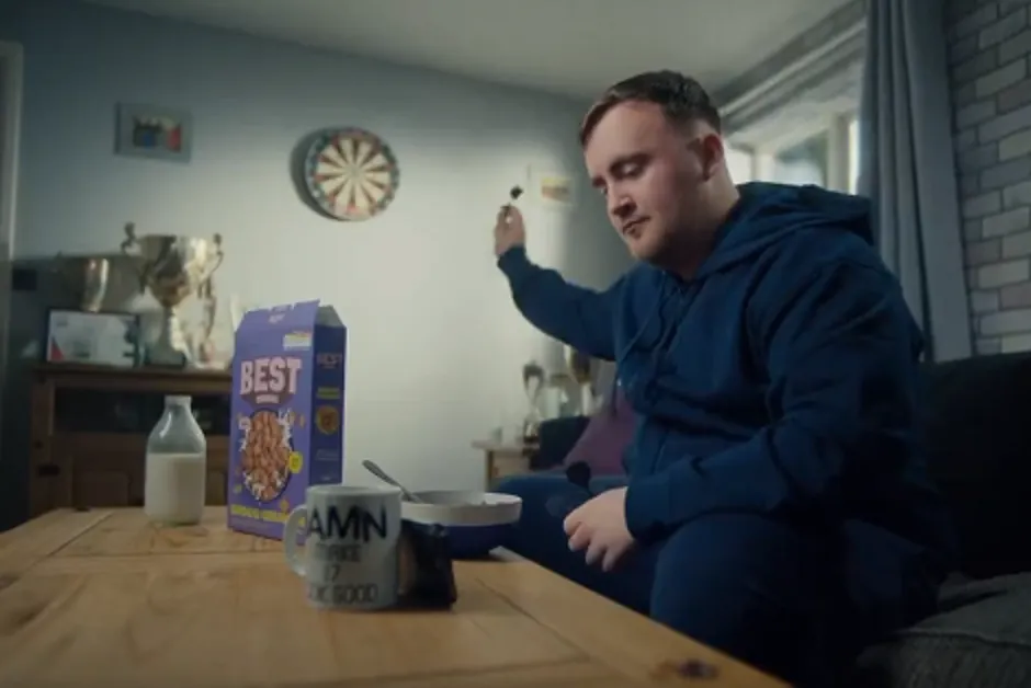 Beelden van Luke Littler die schittert in een gloednieuwe televisie commercial