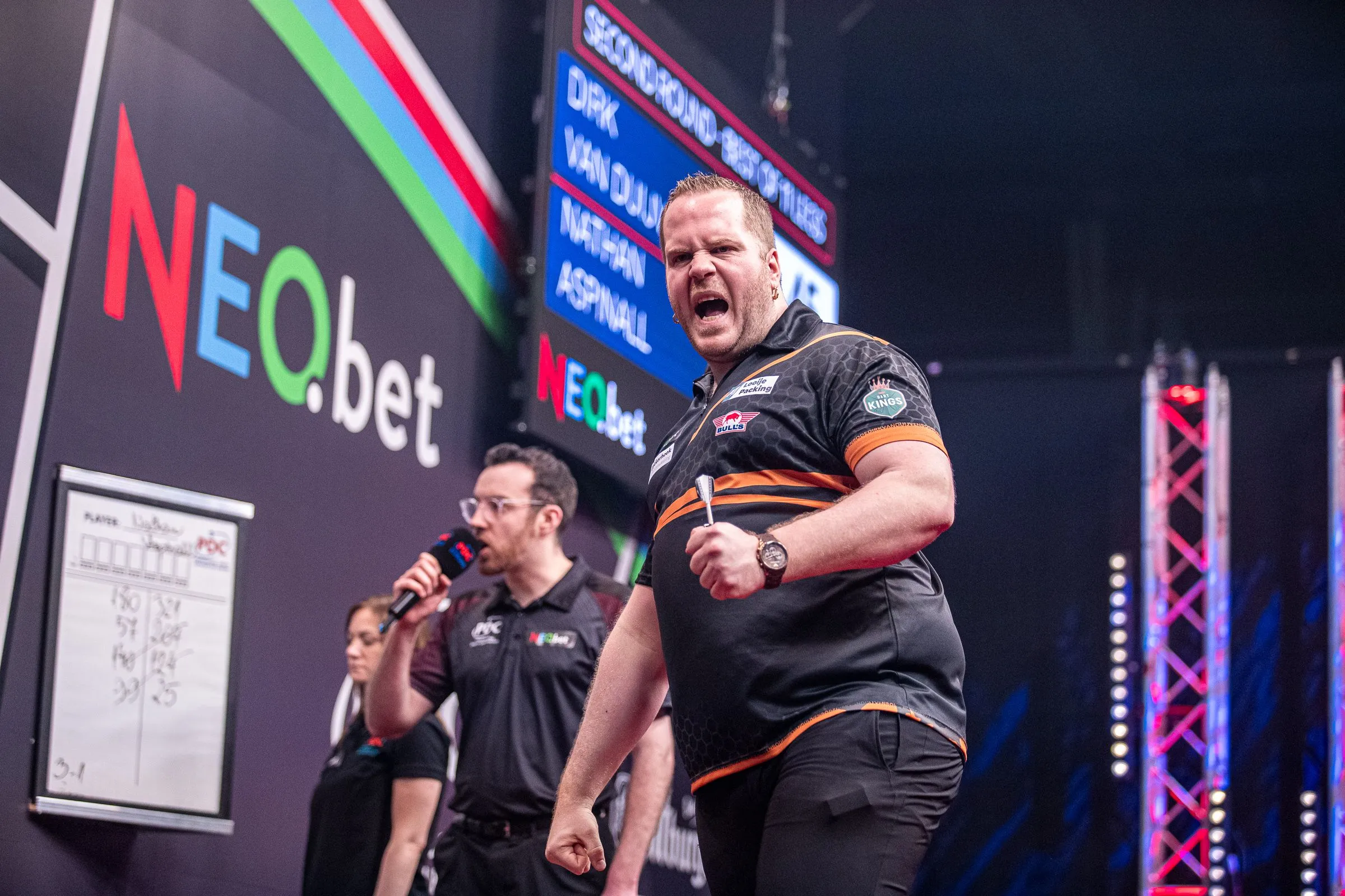 Van duijvenbode, Van den Bergh en Woodhouse naar ronde twee, Van Barneveld gedwarsboomd tijdens Dutch Darts Championship
