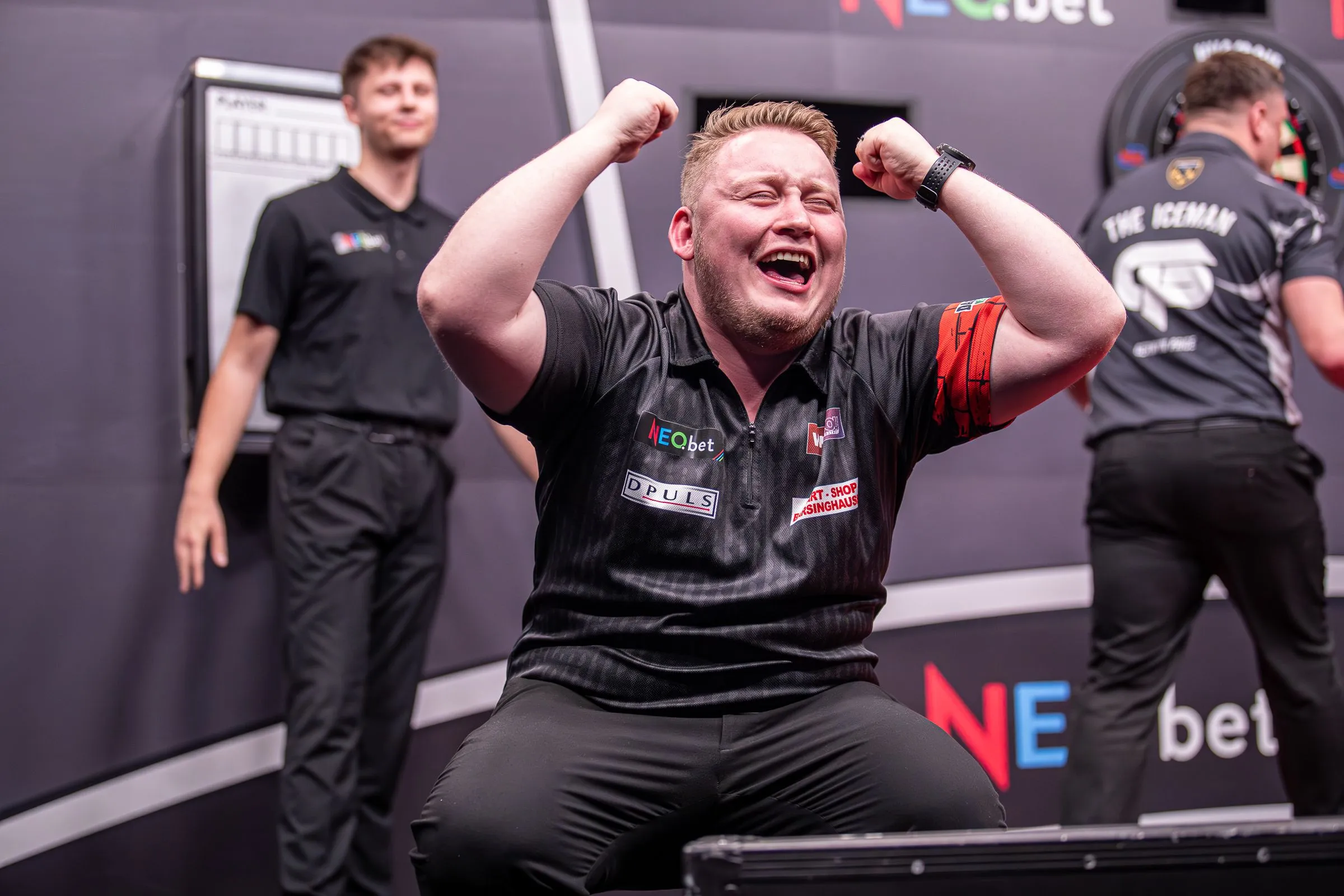 Avondsessie European Darts Grand Prix: Barney wint, sterke Schindler verslaat Van Veen en jarige Edhouse overklast Wade