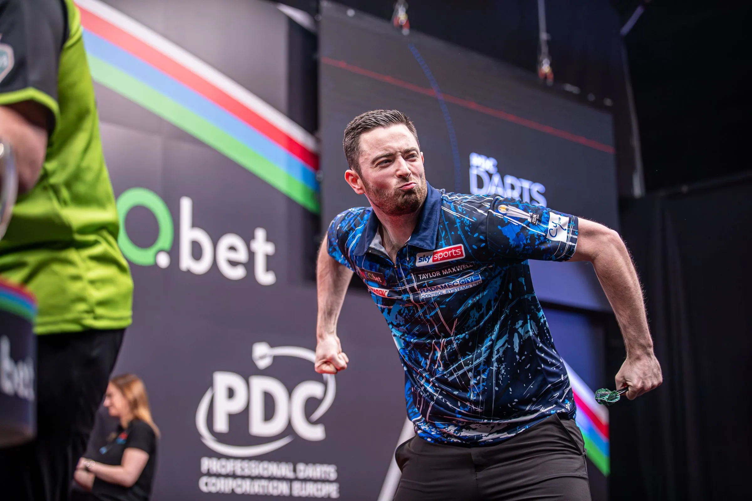 Humphries wint Premier League avond voor thuispubliek, Van Gerwen plaatst zich voor play-offs