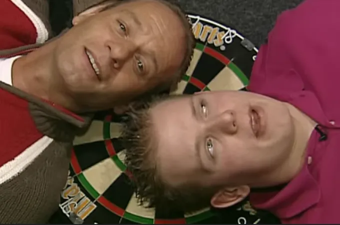 Komische beelden van een brutale 17-jarige Michael van Gerwen bij Ron Boszhard