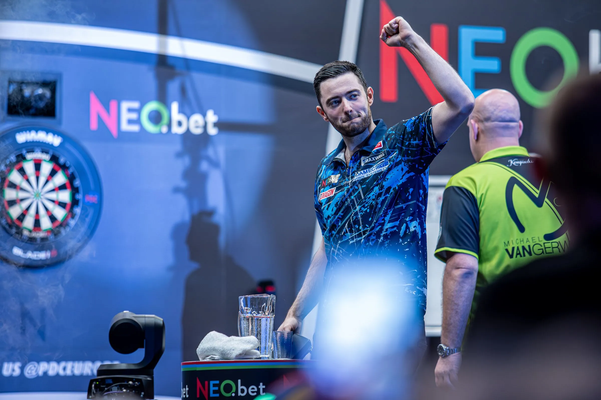Van Gerwen met tiende matchdart langs Humphries in krankzinnige kwartfinale World Series Finals