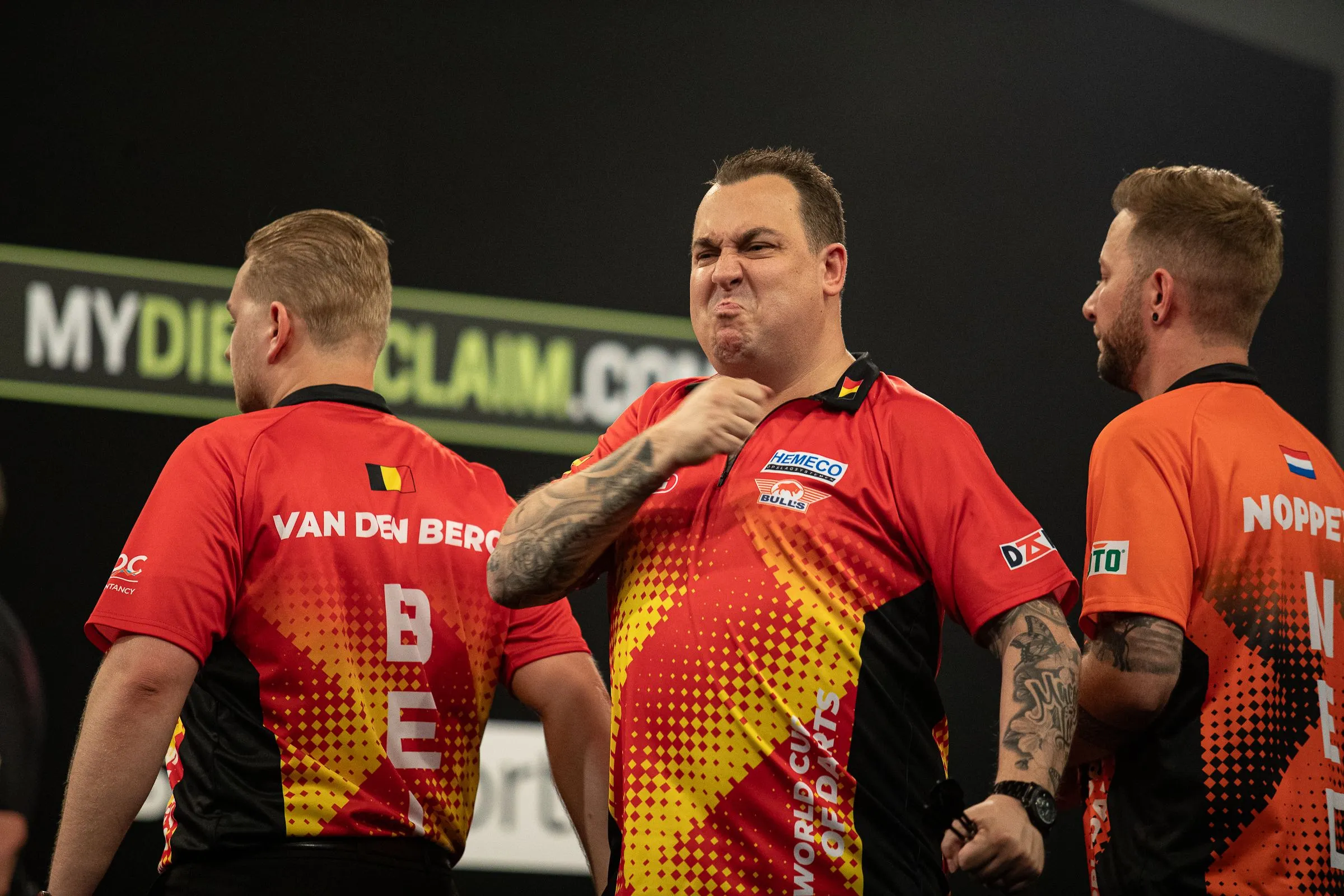 België verpulvert Nederland in laatste 16 World Cup of Darts