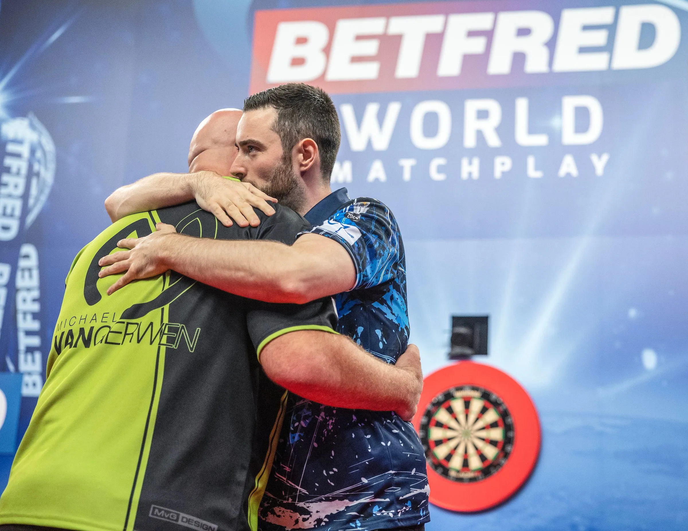 Van Gerwen wint na comeback van Humphries in kwartfinale Premier League avond 7, Price onderuit in Cardiff