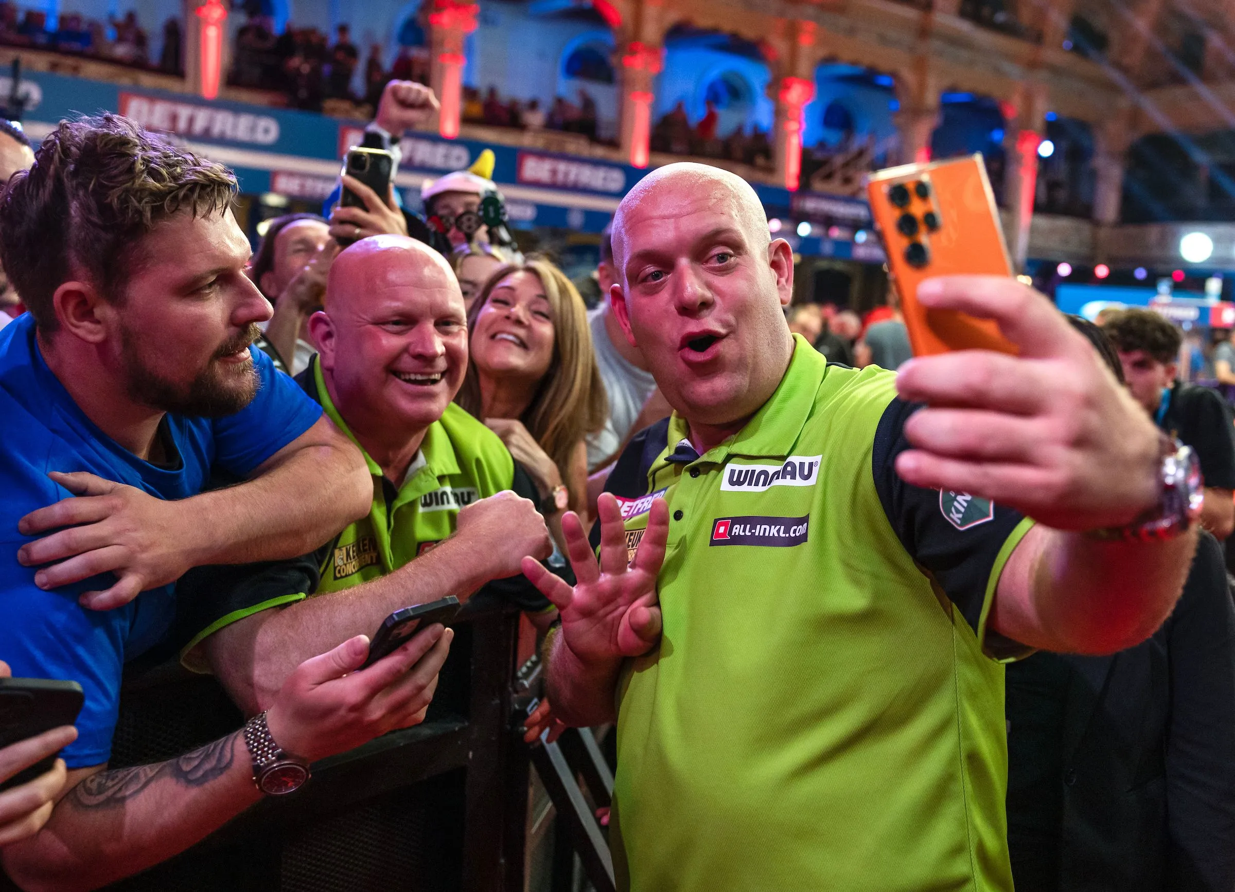 Michael van Gerwen tekent tienjarig contract met Winmau: ‘Mighty Mike’ blijft verbonden aan zijn iconische sponsor