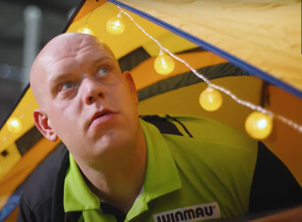 Beelden nieuwe commercial met Michael van Gerwen in zijn tent en gele zwembroek