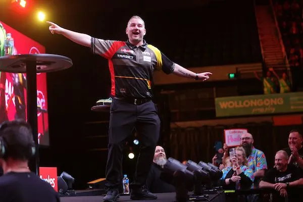 Ondanks matig finishpercentage stormt Van den Bergh naar de kwartfinale tijdens de Australian Darts Masters