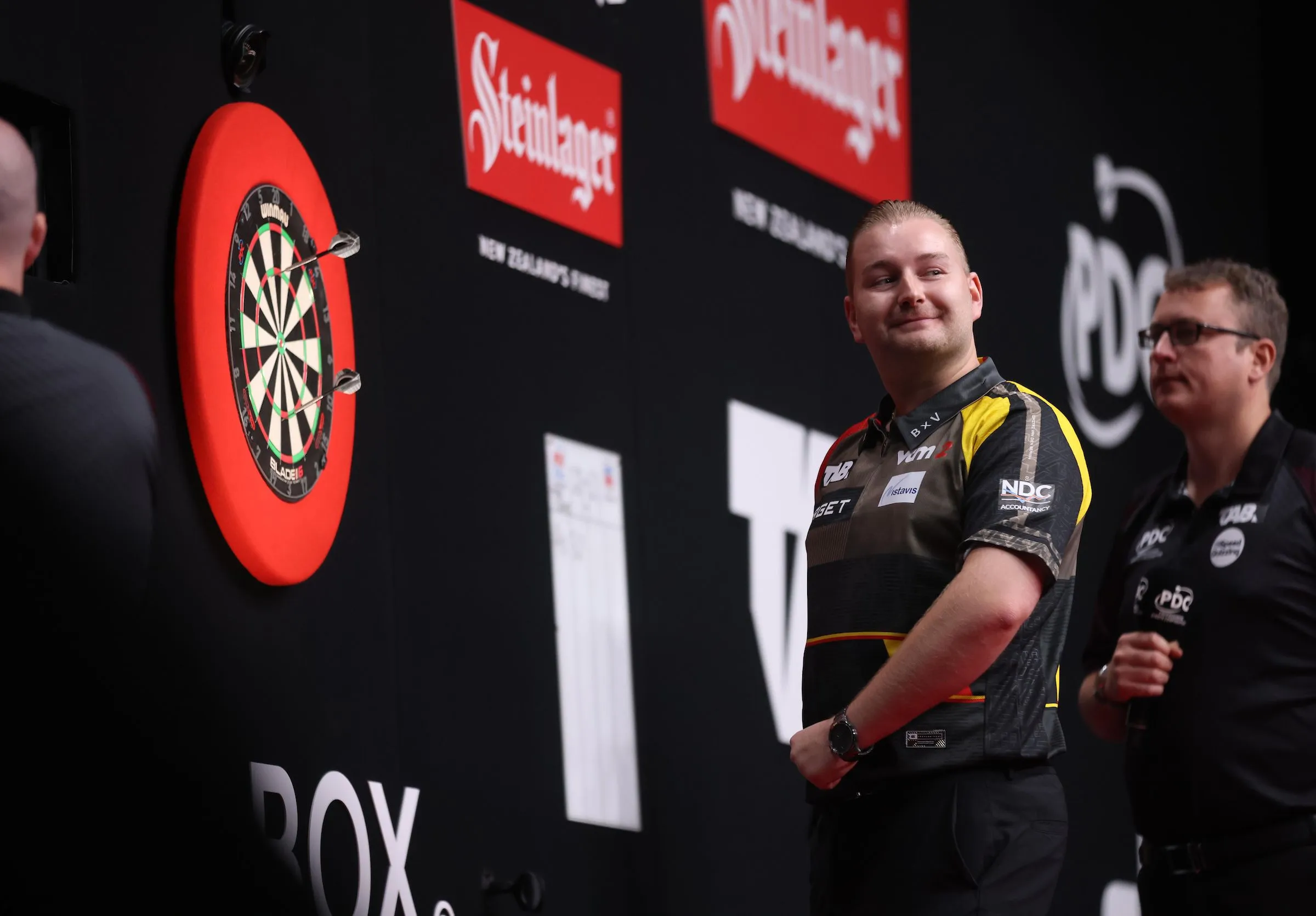 Dimitri Van den Bergh overtuigt in eerste ronde van New Zealand Darts Masters en treft Littler
