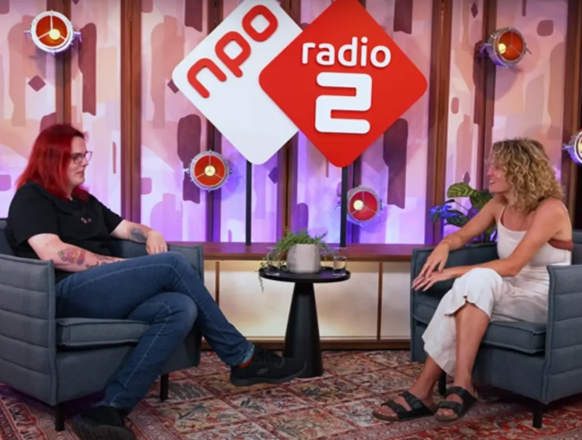 Noa-Lynn van Leuven in gesprek met Carolien voor het programma 'Vier De Liefde'