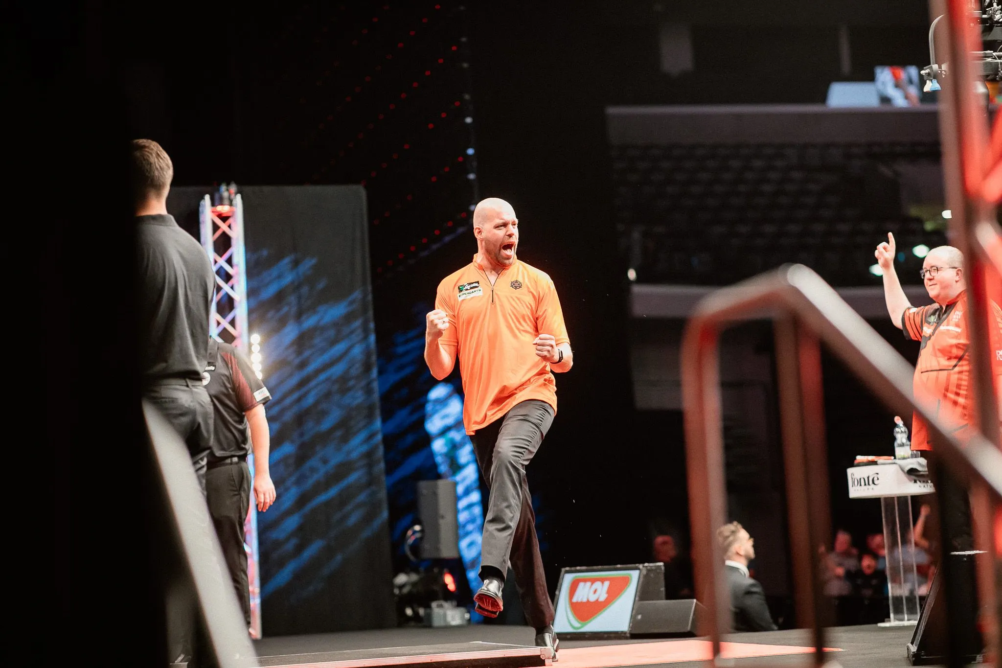 Cor Dekker gooit eerste officiële 9-darter, maar verliest van Bunting