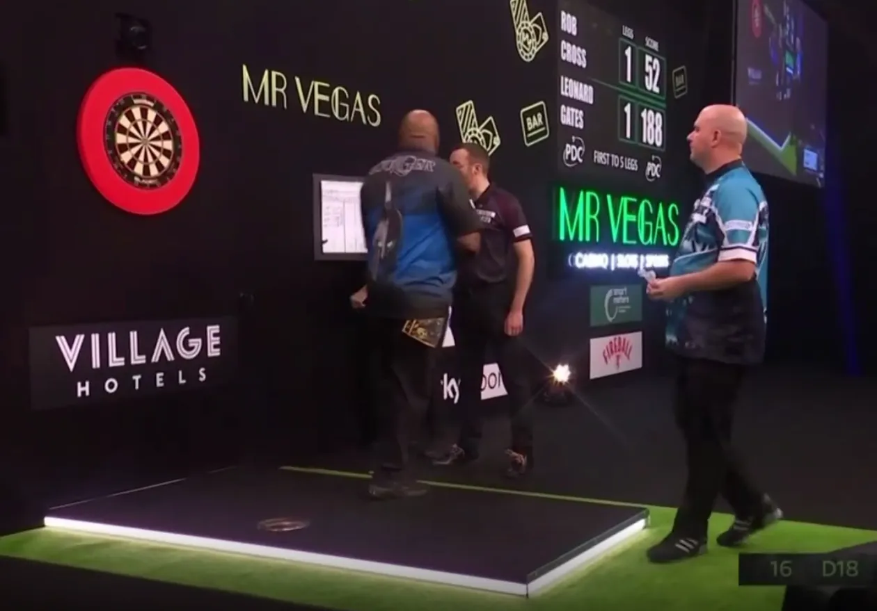 Wat Rob Cross hiet doet is niet toegestaan en dat kan hem een boete opleveren