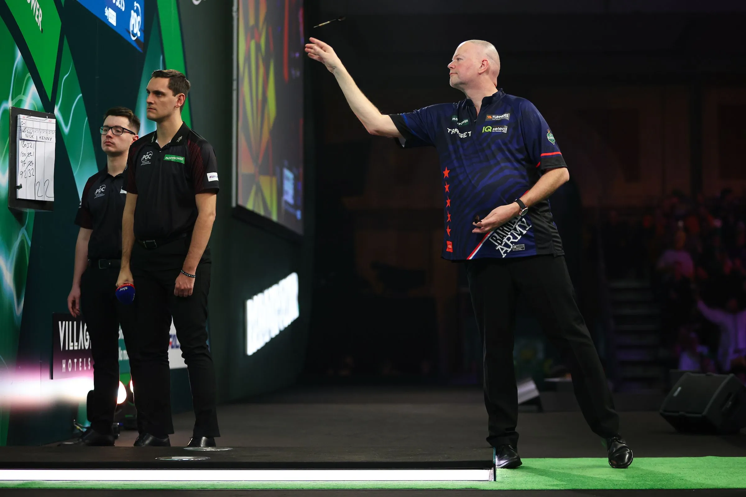 International Darts Open avond 1: Van Barneveld en Van Duijvenbode imponeren, Tricole schrijft geschiedenis