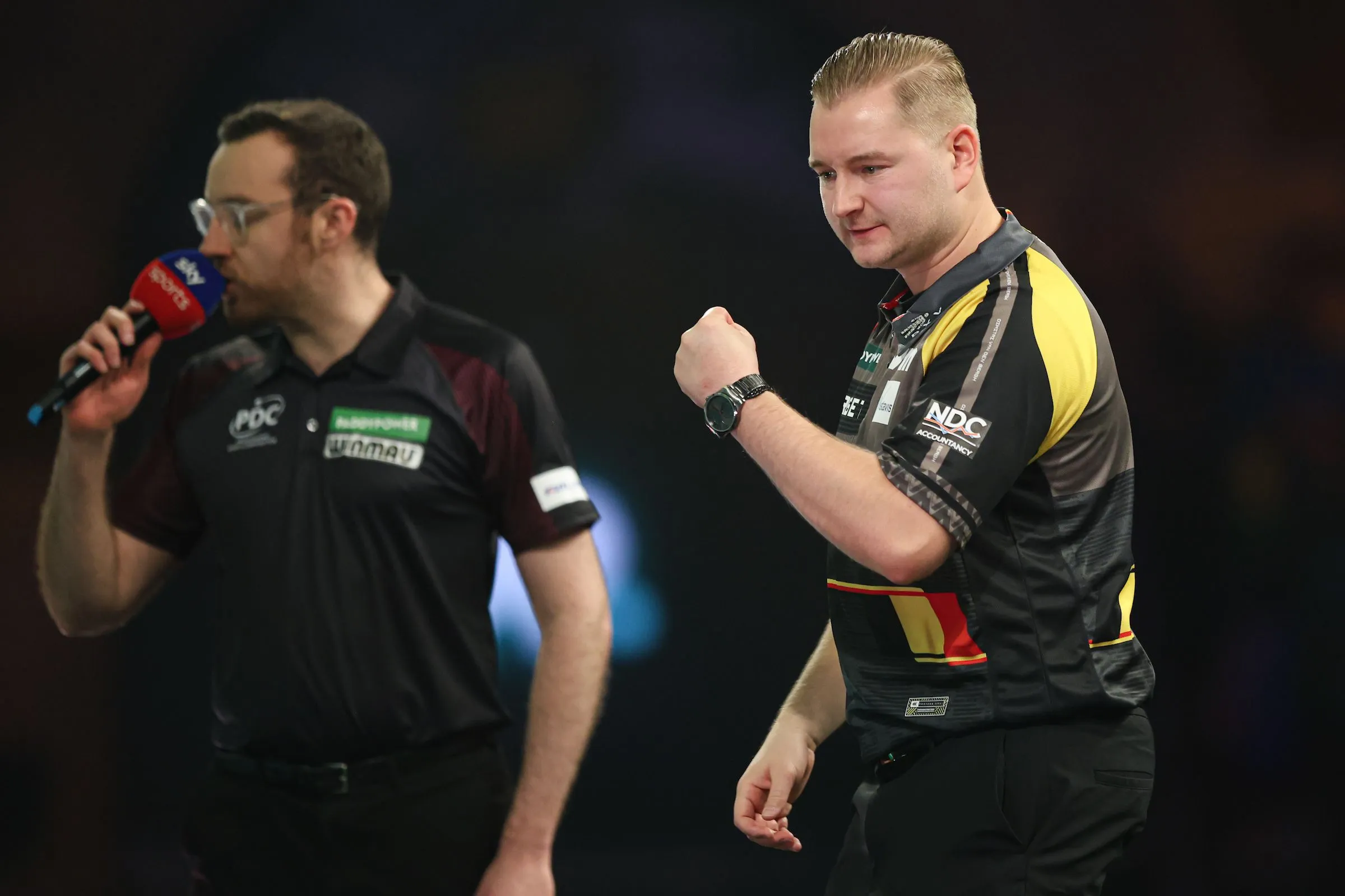 Dimitri van den Bergh gooit 9-darter tegen Michael van Gerwen op PDC Winmau World Masters