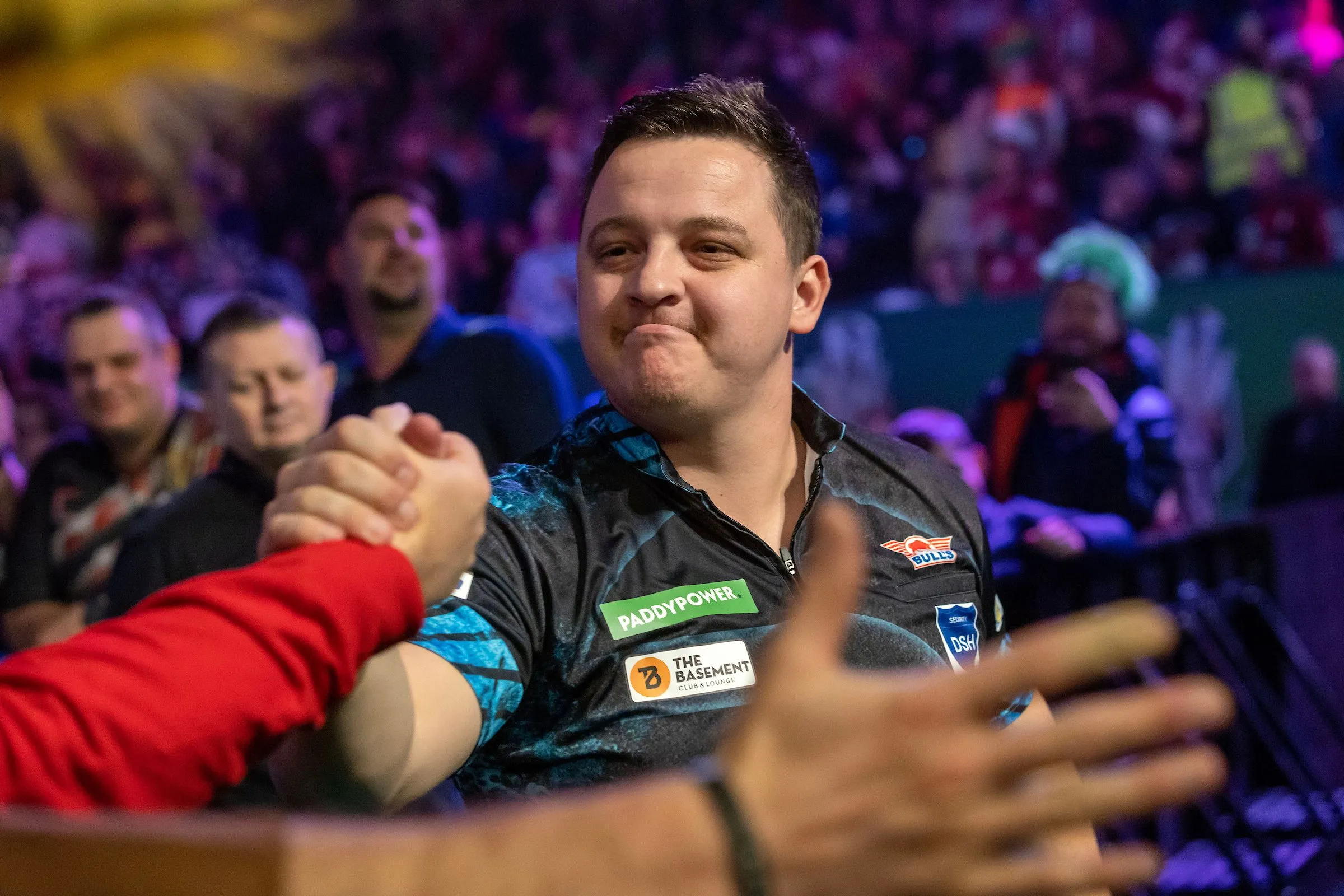 Iconisch opkomstlied Raymond van Barneveld per ongeluk gespeeld voor Kroatische debutant