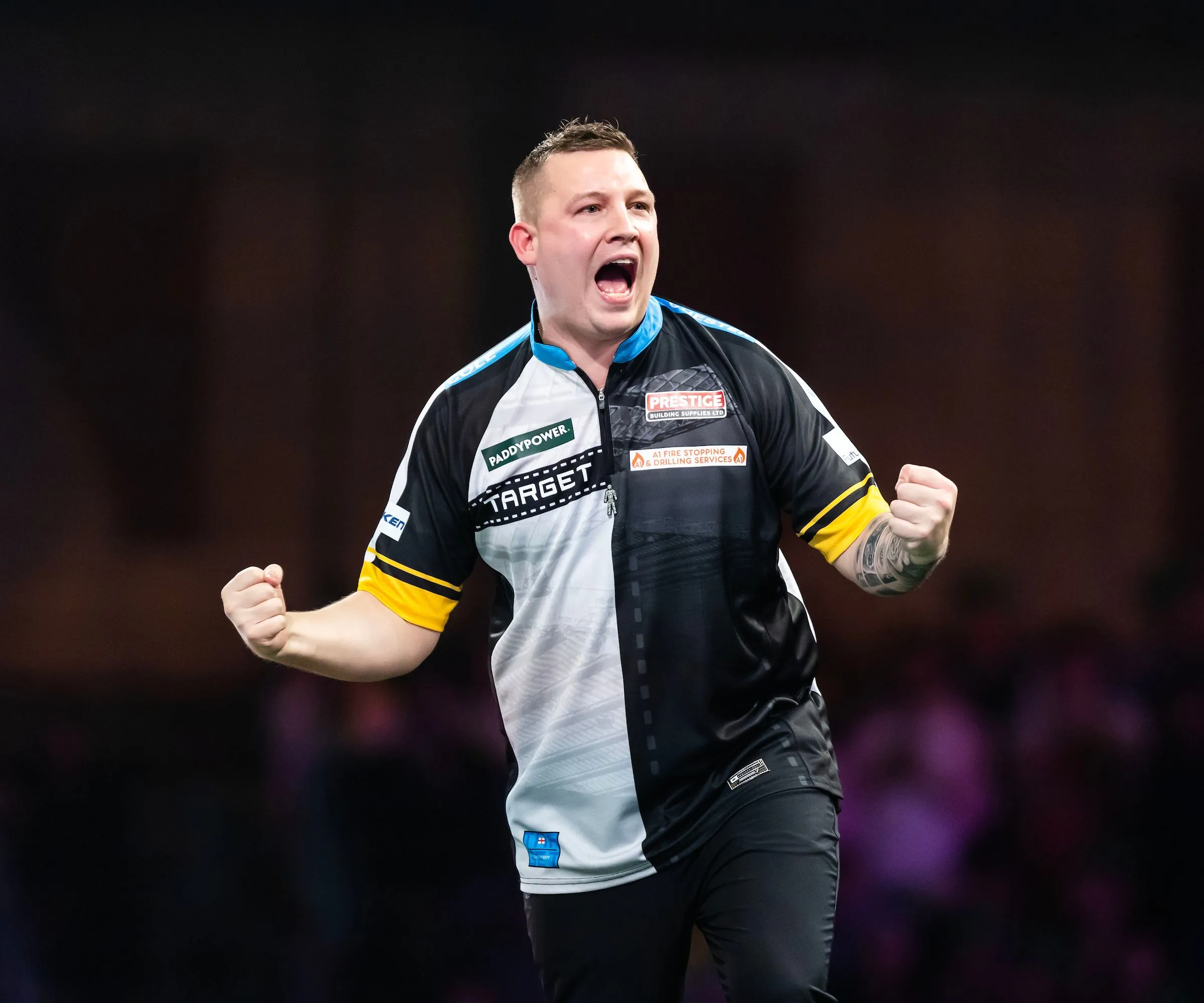 WK Darts: Dobey bedwingt na vijf gemiste matchdarts toch de zenuwen en verslaat Price voor halve finaleplek