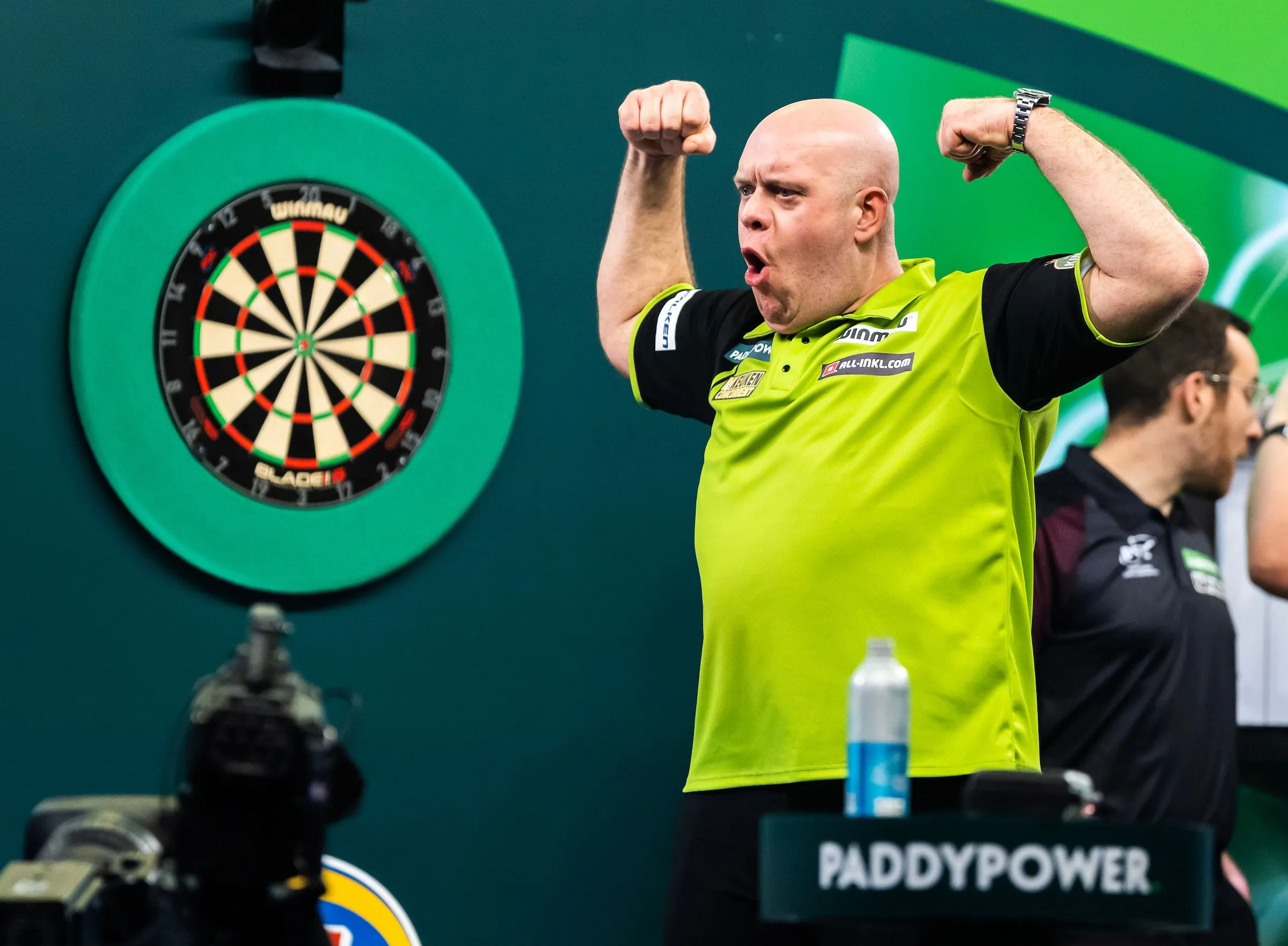 Van Gerwen overleeft thriller tegen Springer na magistrale comeback