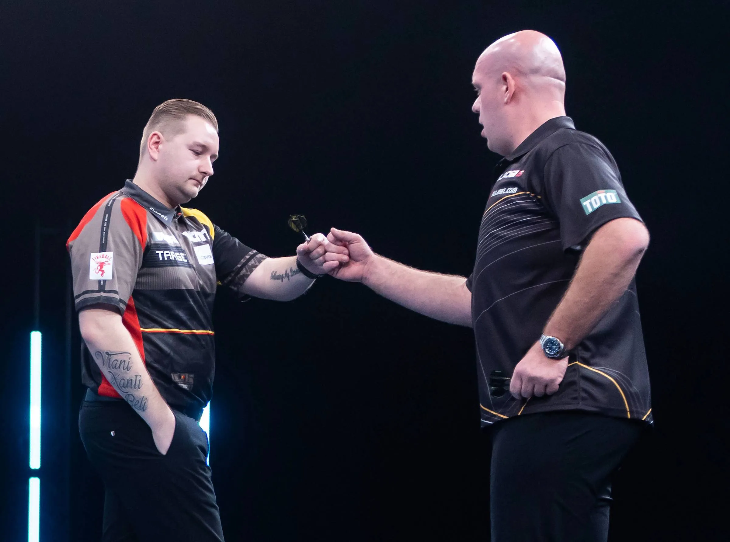 Dimitri Van den Bergh stunt tegen Michael van Gerwen en bereikt kwartfinale