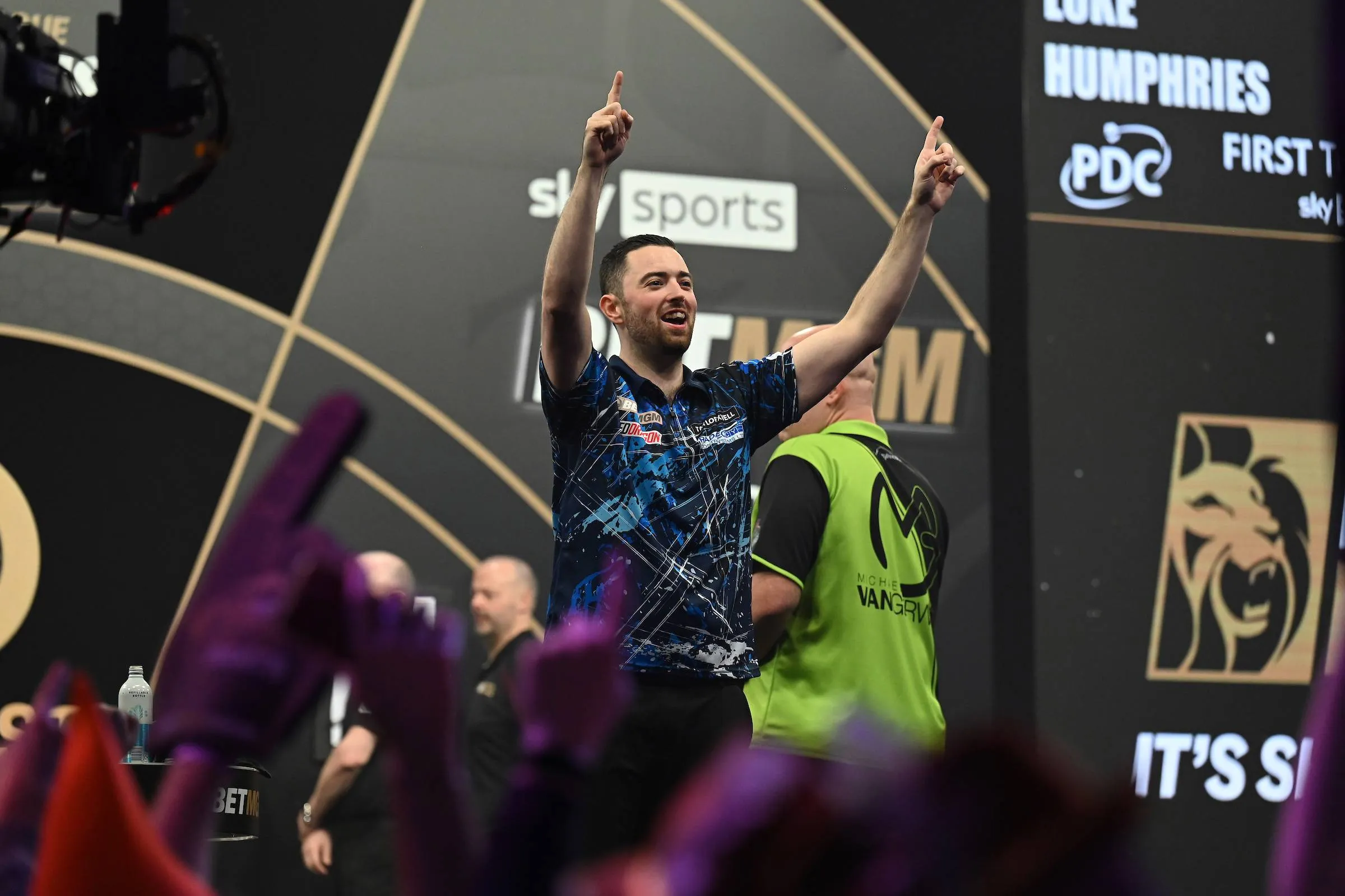 Van Gerwen verliest nipt in de halve finale van de Premier League, Luke Humphries pakt winst