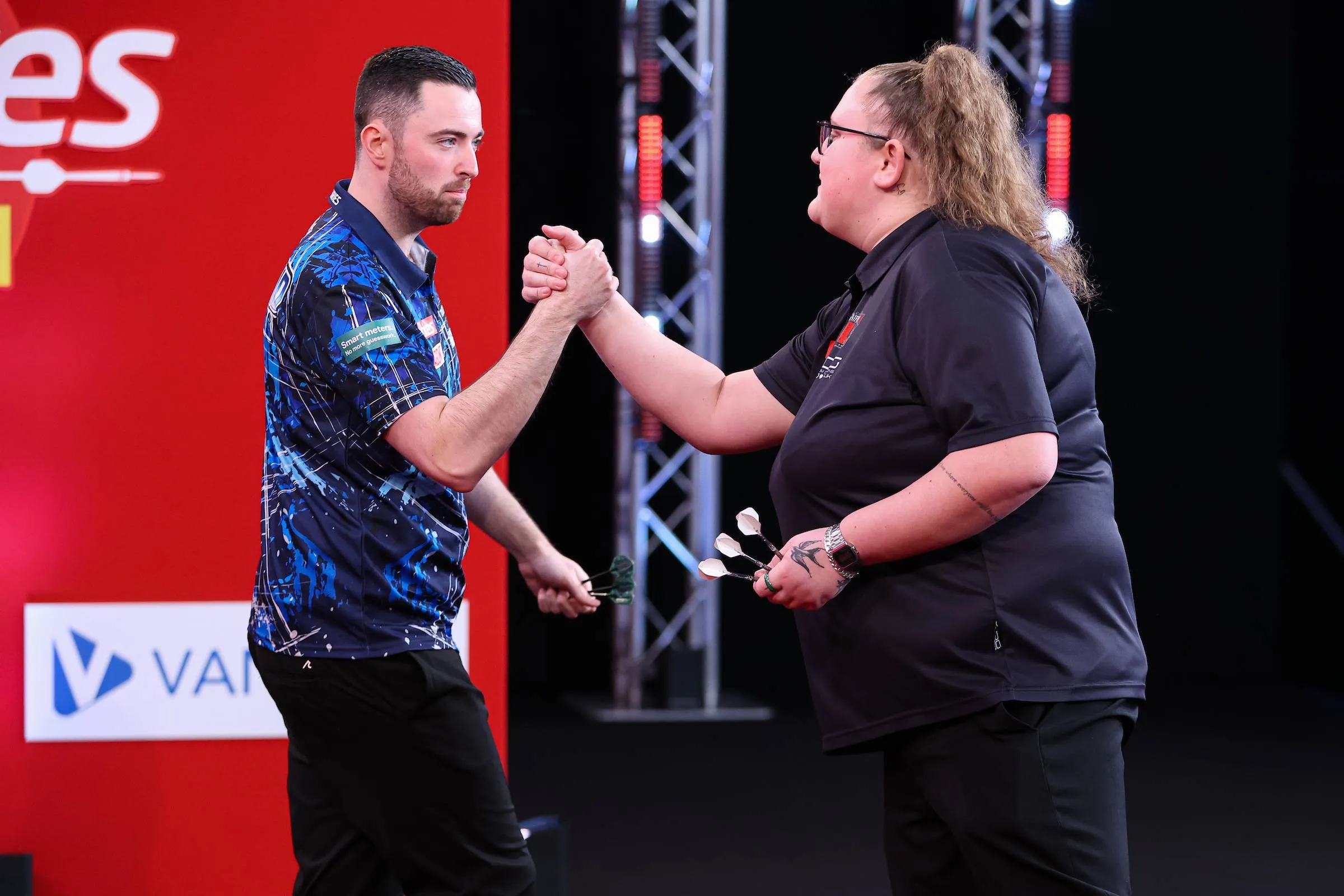 Beau Greaves dwingt respect af tegen wereldkampioen Luke Humphries op UK Open
