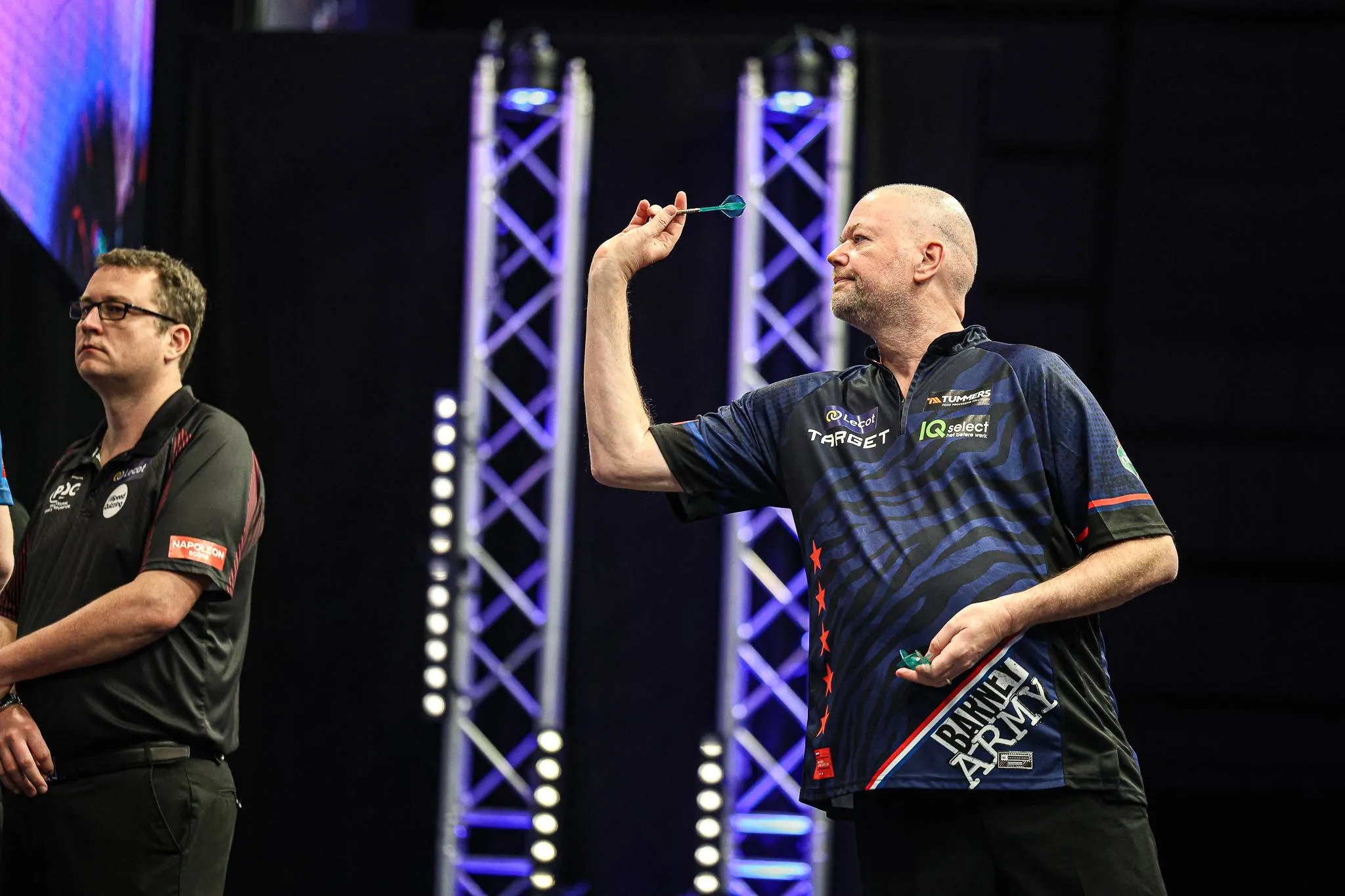 Lecot Belgian Darts Open 2025 Van Barneveld en de Decker worstelen, maar winnen in Wieze