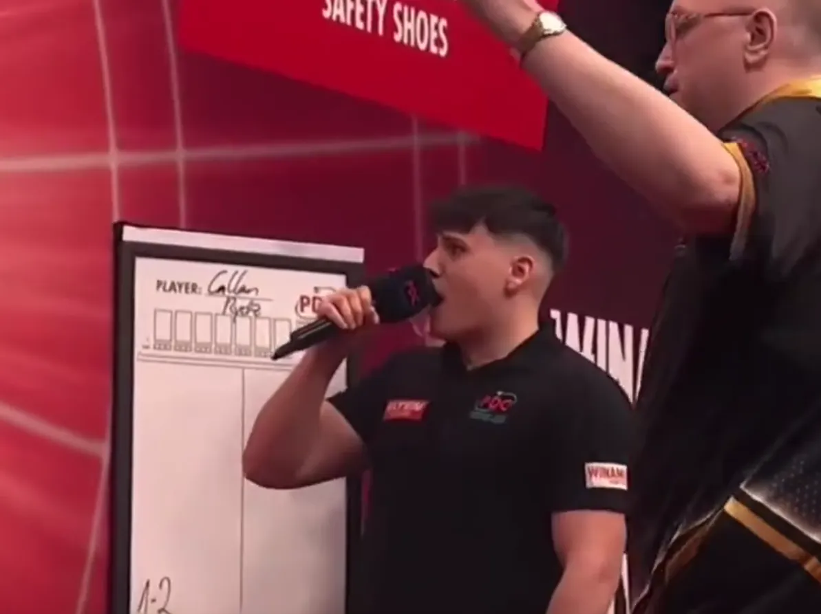 Dit is het 180-geluid van de nieuwe PDC scheidsrechter als 'Opera zanger'