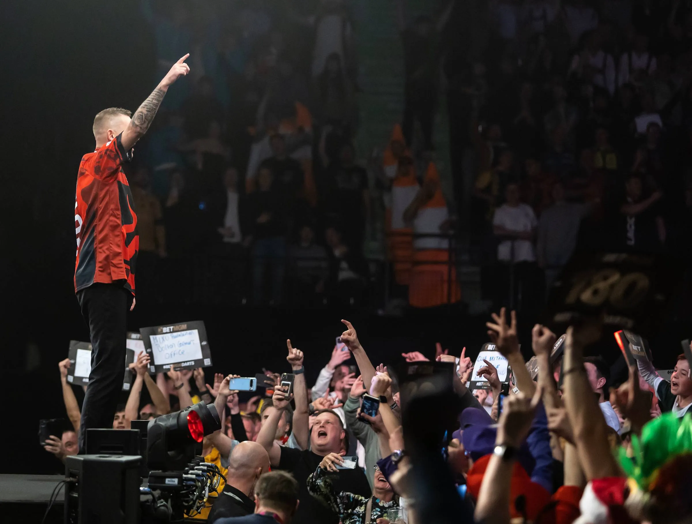 Premier League Manchester: Van Gerwen onderuit in halve finale, Aspinall pakt de titel in week 10