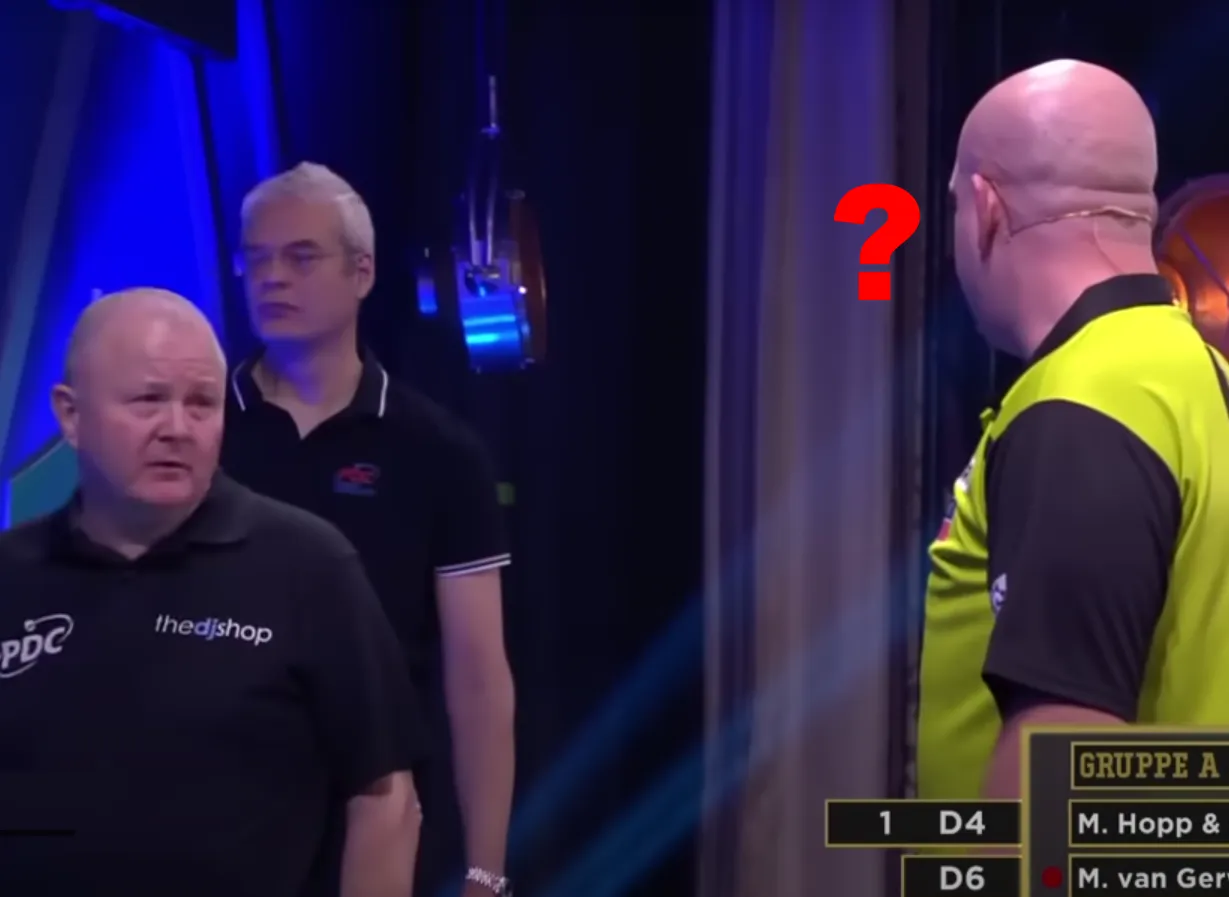Michael van Gerwen gooit de leg uit en viert dit uitbundig maar dan gebeurt er dit