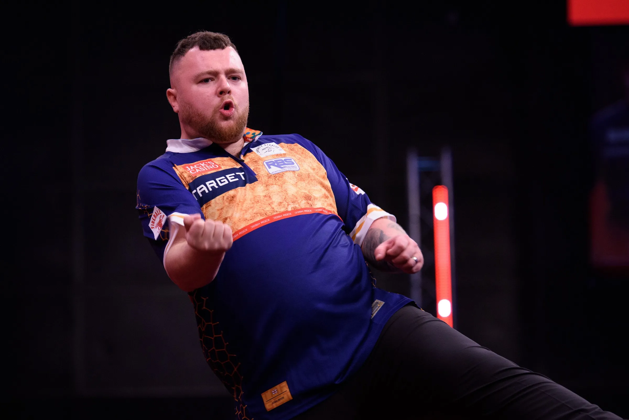 Rock gooit in kwartfinale en voor eigen publiek een 9-darter tegen Gian van Veen
