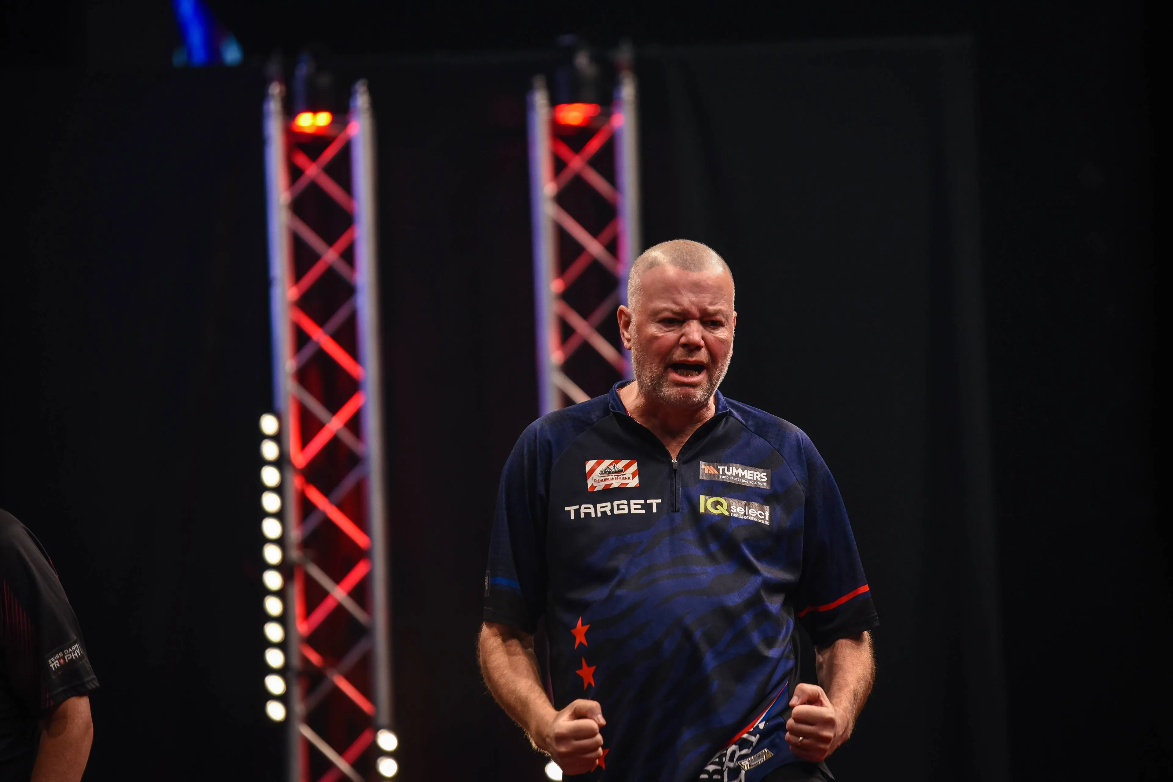 Van Barneveld, Van Veen en Cross vervolledigen de PDC kwartfinales in Basel