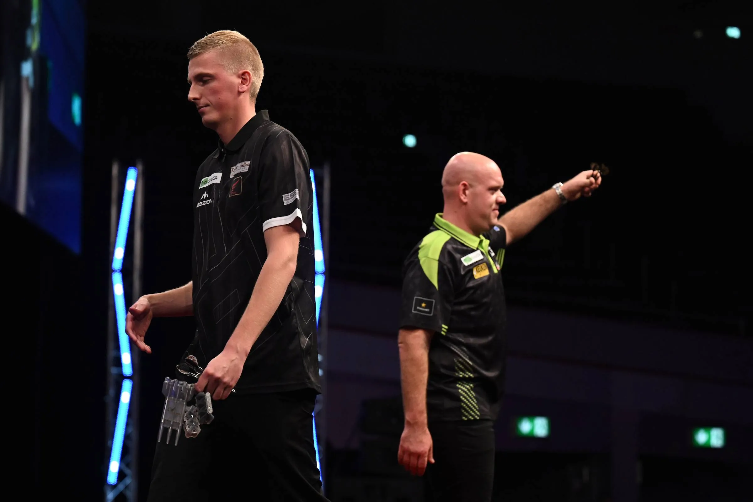 Van Gerwen wint Nederlands onderonsje na vreemd moment: “Er viel iets uit de lucht”