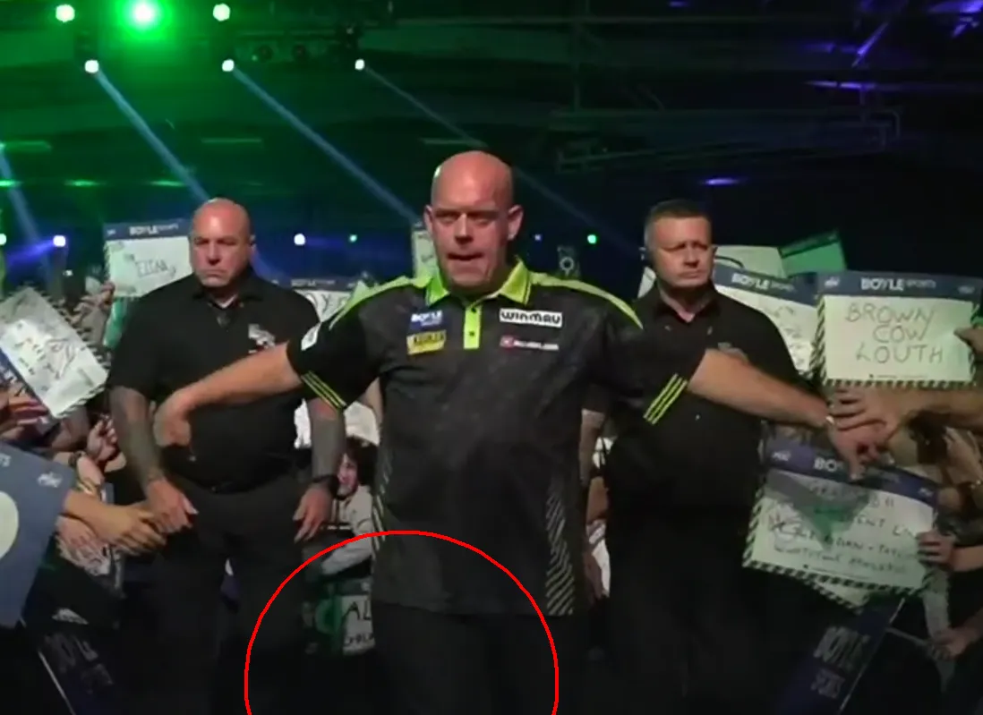 Het gaat al bijna mis voor Michael van Gerwen tijdens opkomst richting het podium