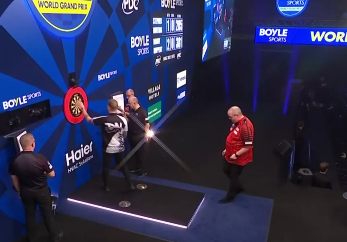 Wat Stephen Bunting hier tegen Noppert doet zie je eigenlijk nooit bij een profspeler