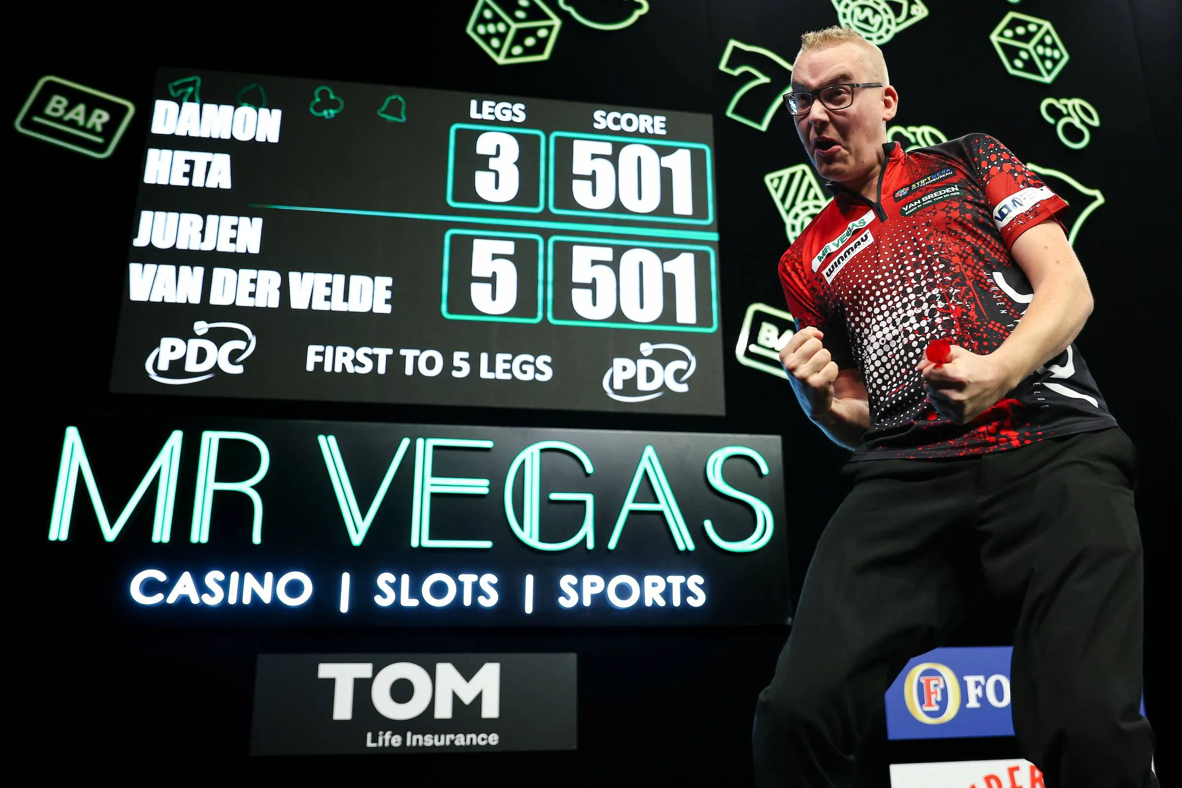 Van der Velde (22) klopt ‘The Heat’ en haalt knock-out op Grand Slam: “Mijn 92-finish redde me”