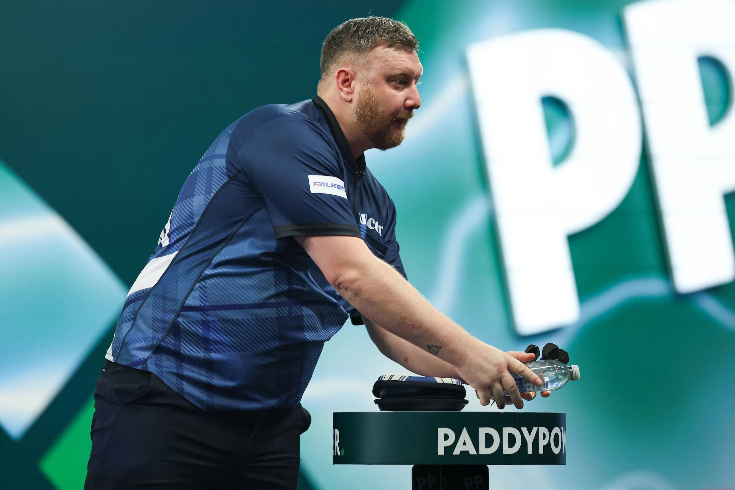 Emotionele Schot Cameron Menzies biedt excuses aan na tafelsloop op WK Darts