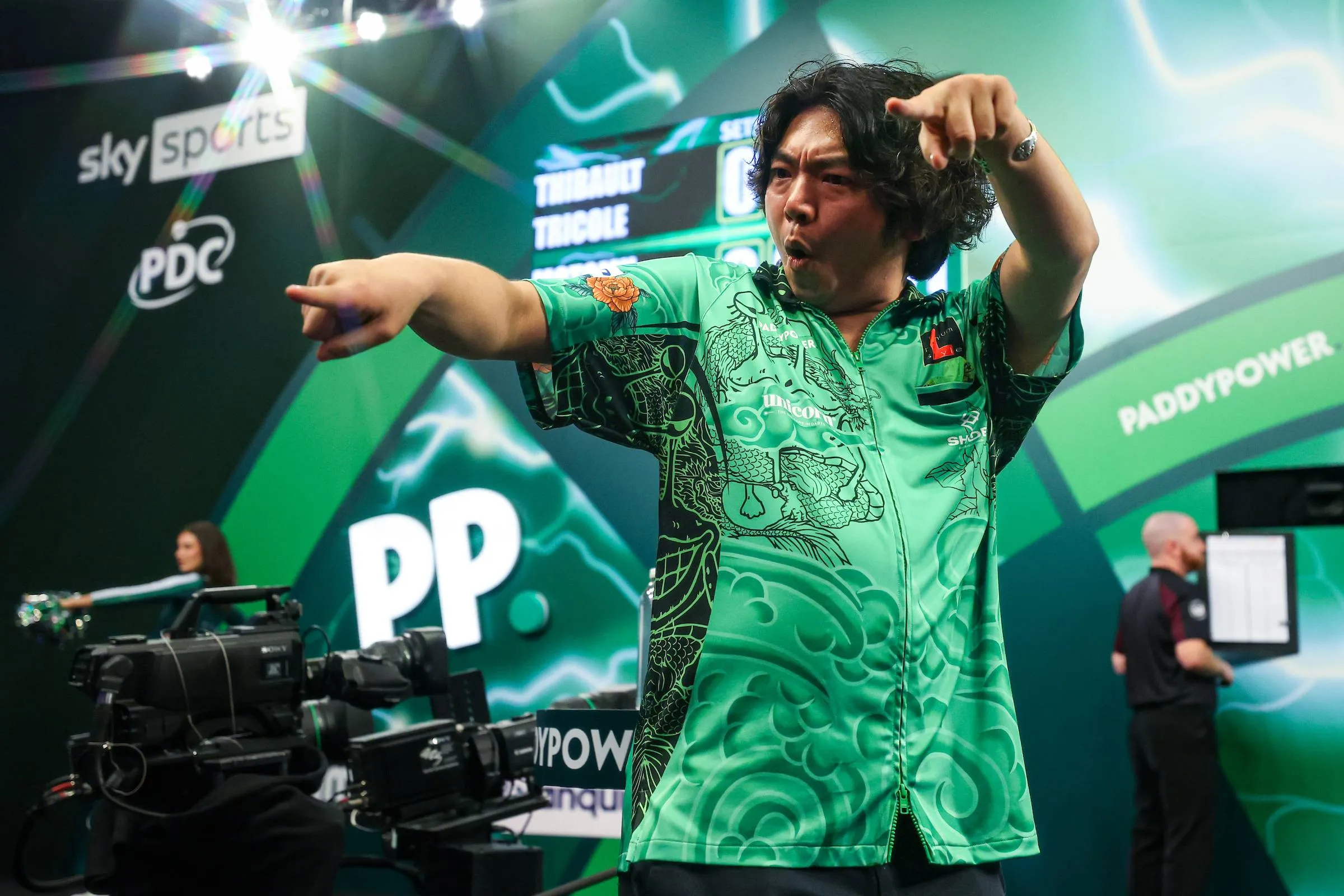 [VIDEO] Dansende debutant Motomu Sakai verovert harten in Ally Pally