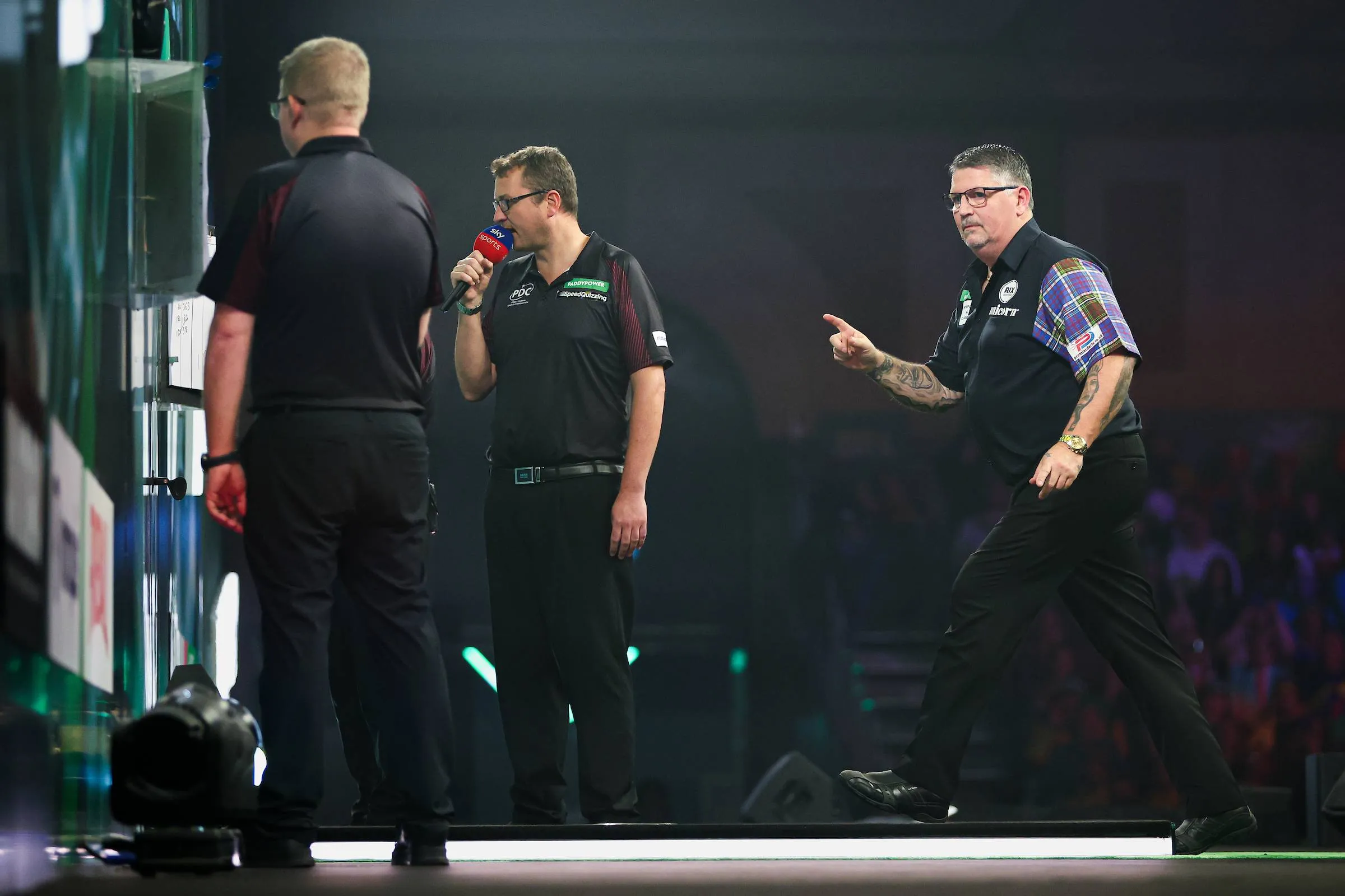 [🎥 VIDEO] Anderson gooit 9-darter bij ingooien en tikt Van Gerwen eruit: ‘Ik ben hier om wedstrijd voor wedstrijd te spelen’