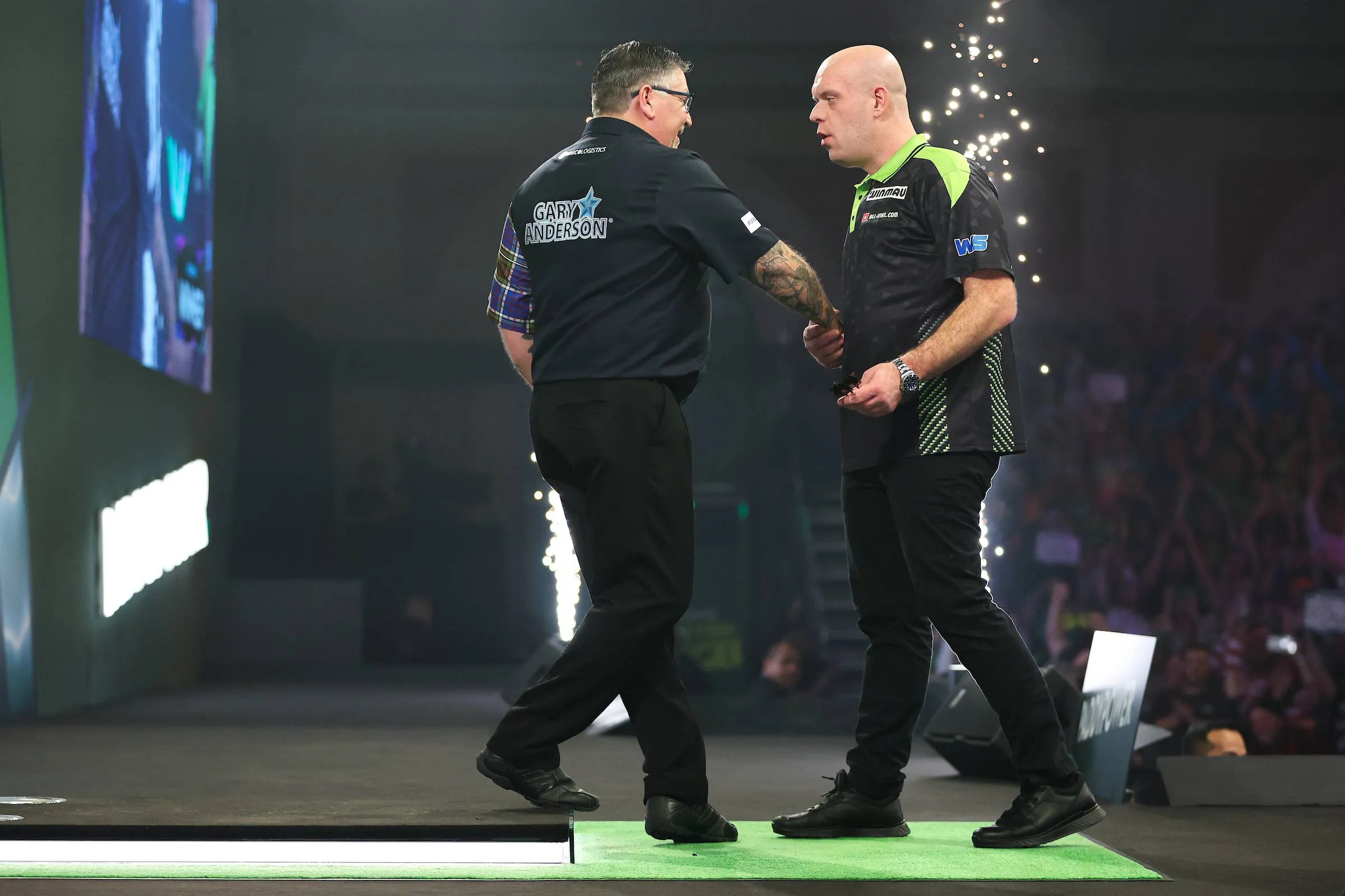 Michael van Gerwen strandt in achtste finale WK Darts: ‘Ik heb het op de beslissende momenten laten liggen’
