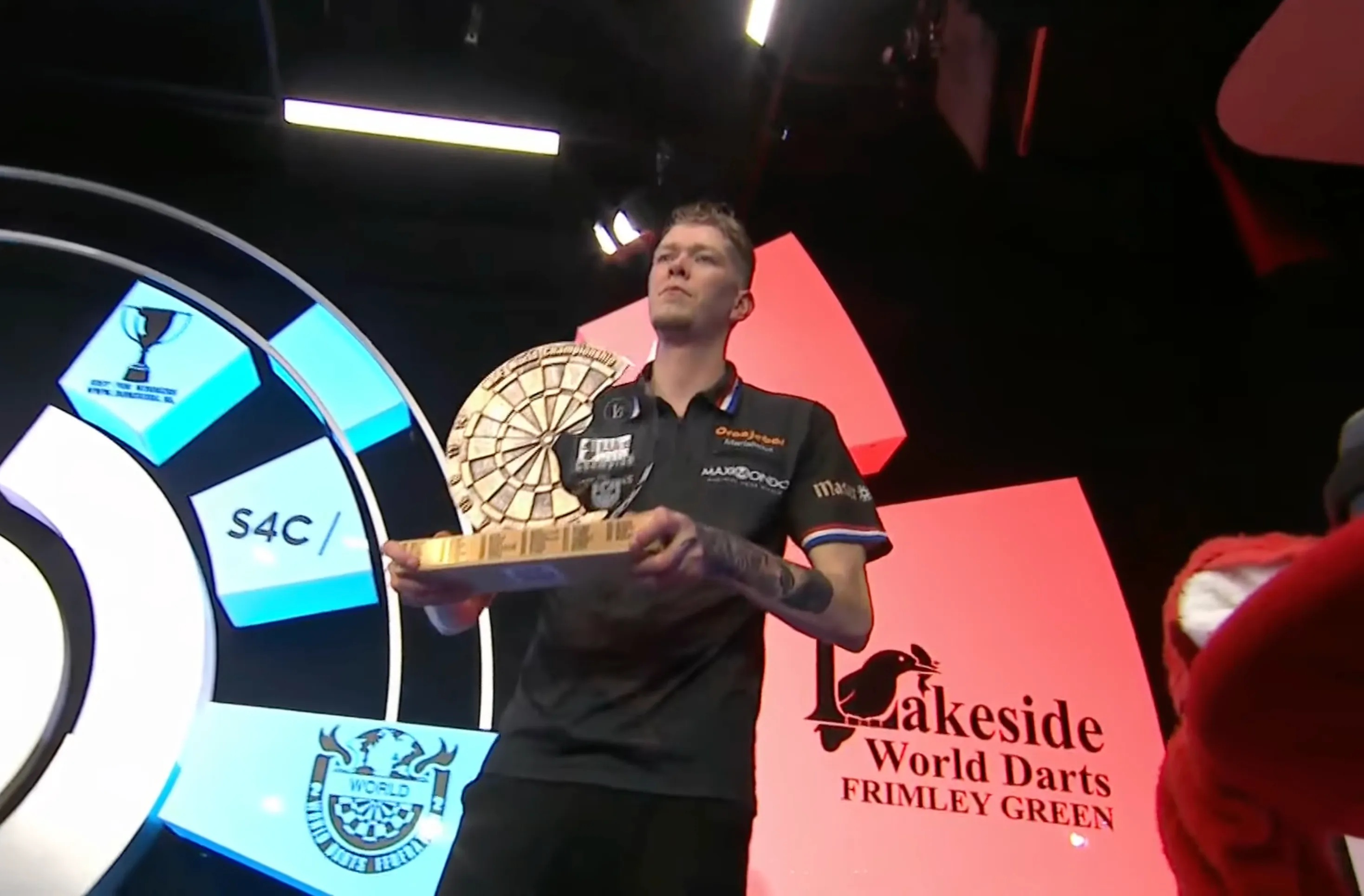 “Eerst de honden ophalen, dan naar Q-School”: wereldkampioen Van Schie geniet van Lakeside-titel