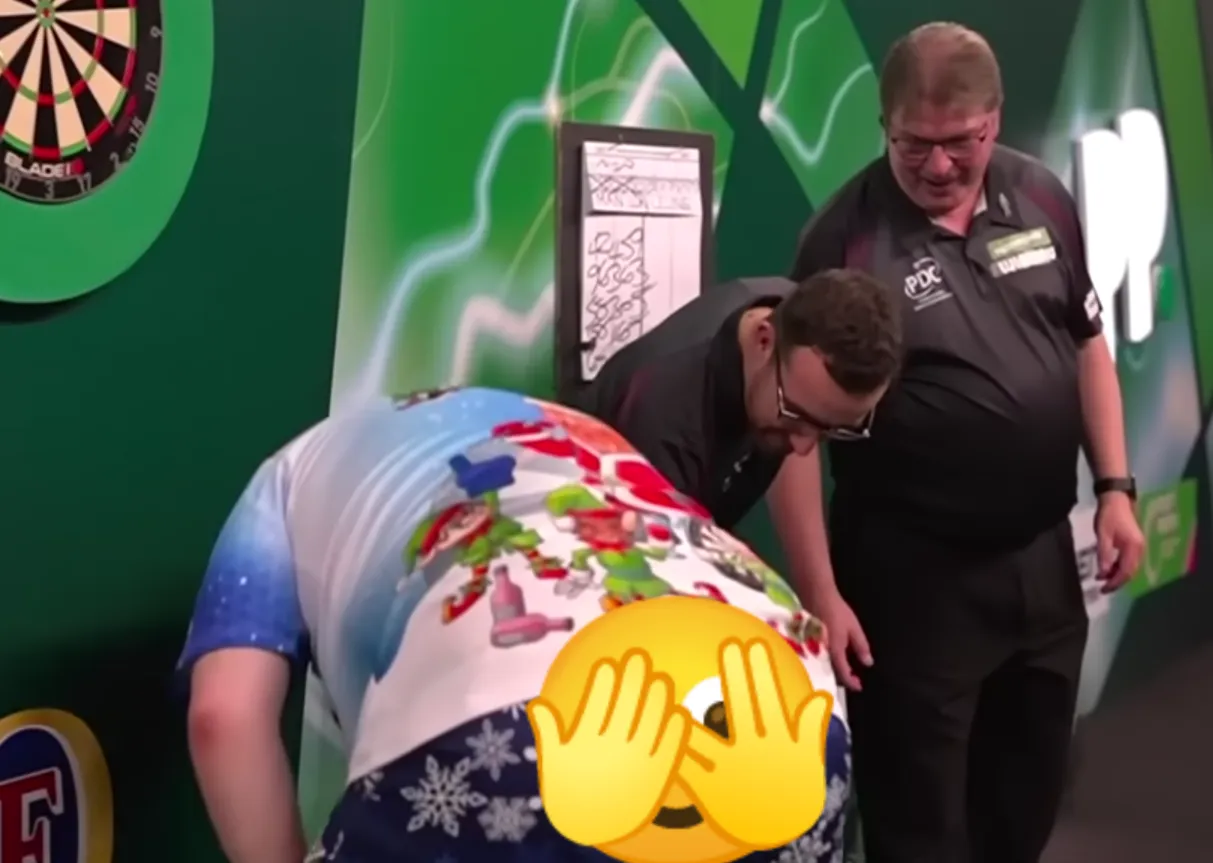 Beelden van Ricky Evans die na de partij uit zijn broek scheurt op het podium