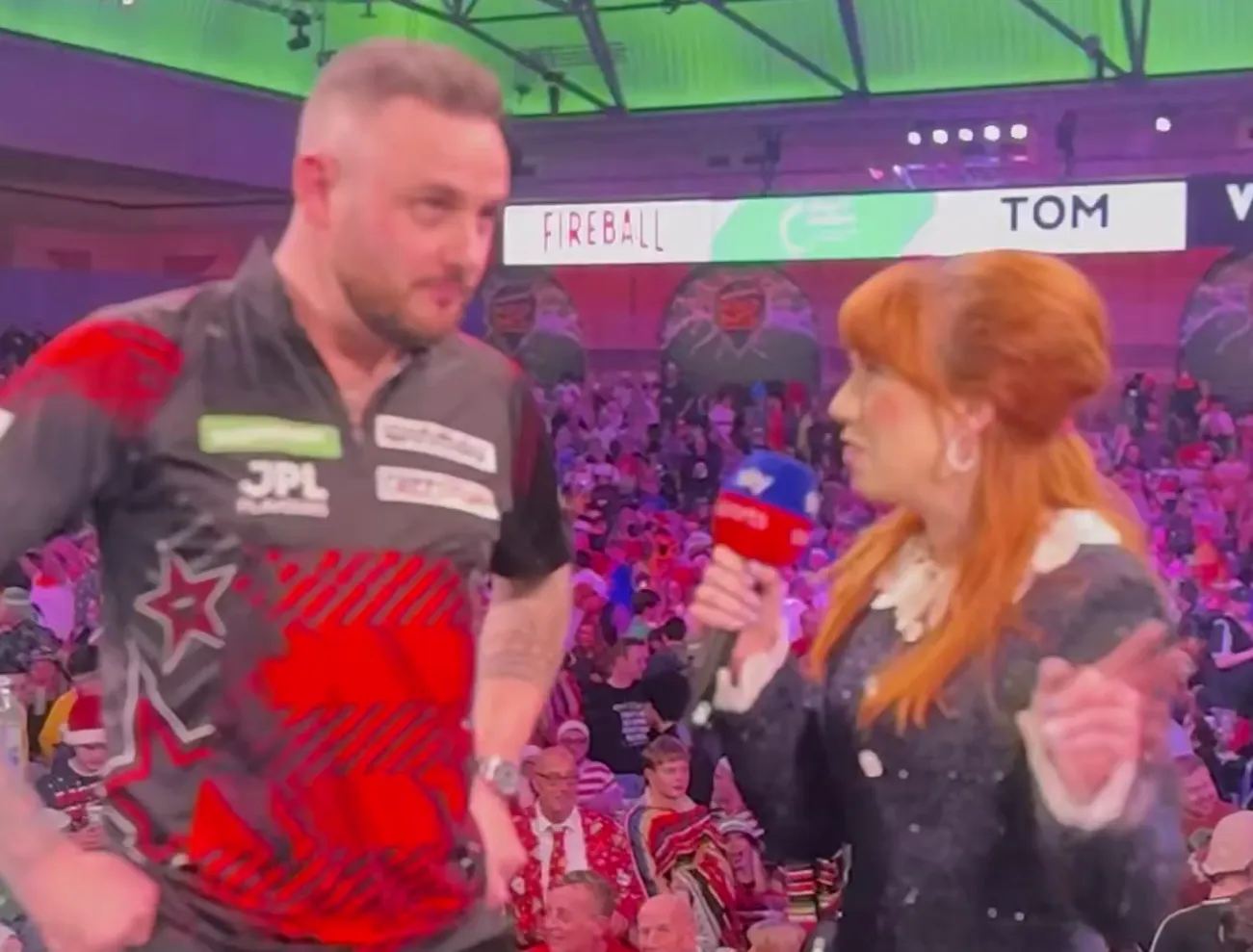 Joe Cullen ontvangt een boete voor deze actie na gewonnen duel op PDC WK 2026