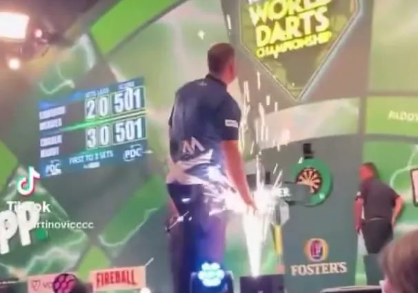 Deze niet uitgezonden beelden tonen dat Cameron Menzies zijn hand in vuurwerkpot stak