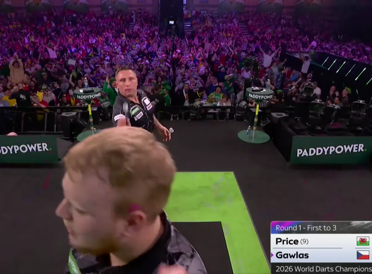 Pijnlijk moment voor de Tsjech Adam Gawlas op het WK-podium in duel met Gerwyn Price