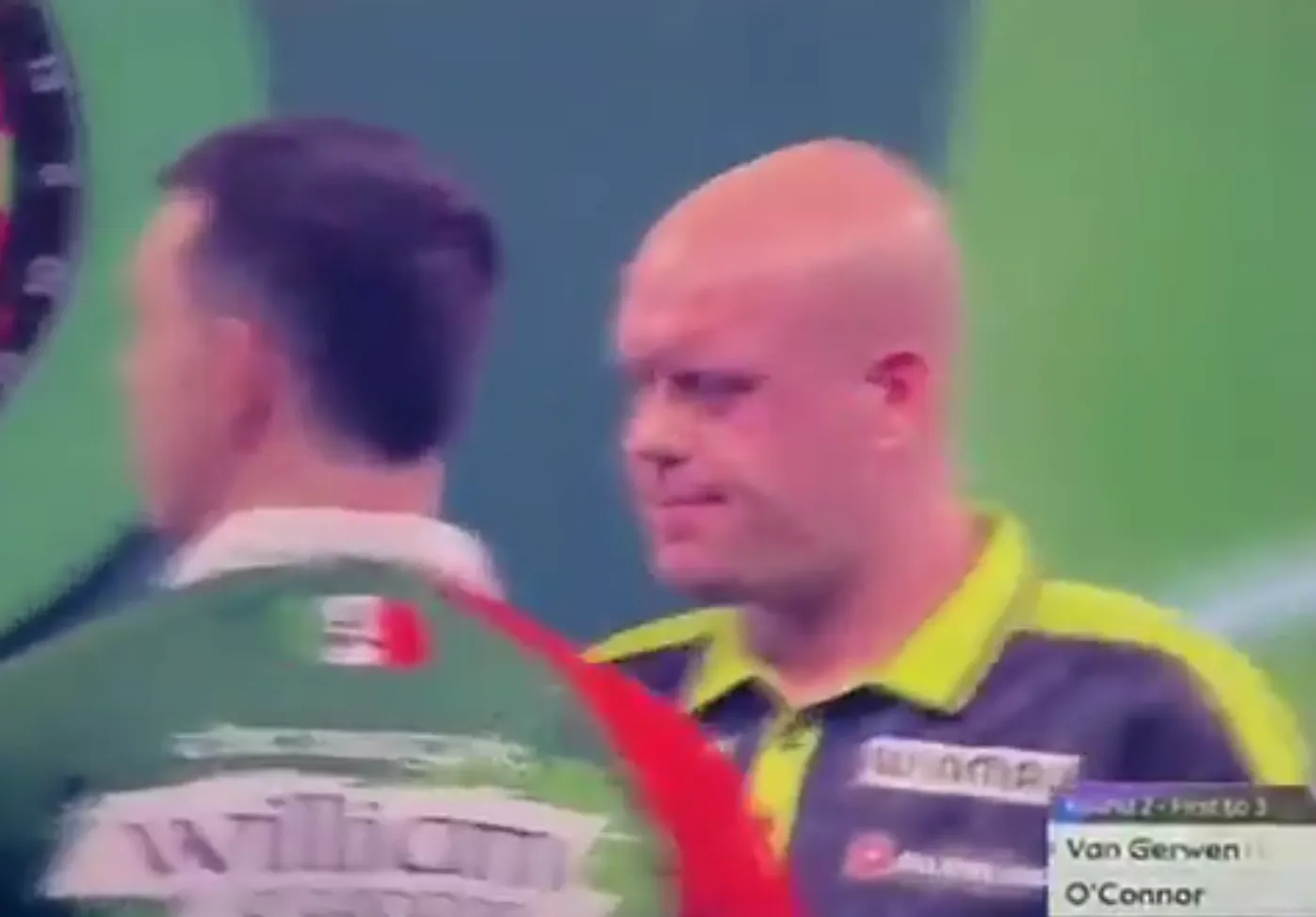 Deze komische beelden van Michael van Gerwen gaan momenteel viral op internet