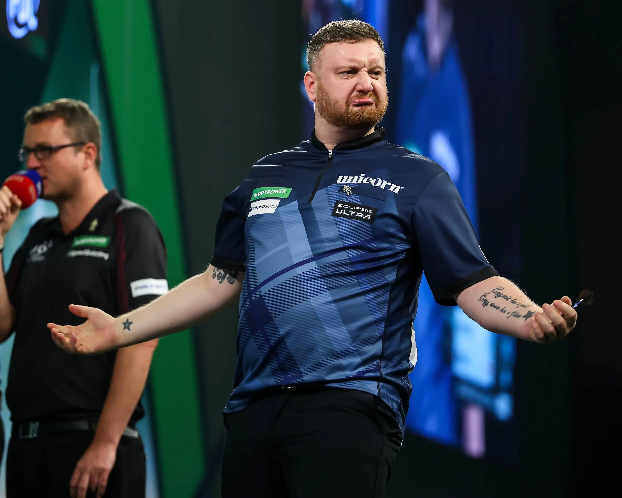 [VIDEO] Woeste Menzies sloopt tafeltje na nederlaag tegen Manby op WK Darts