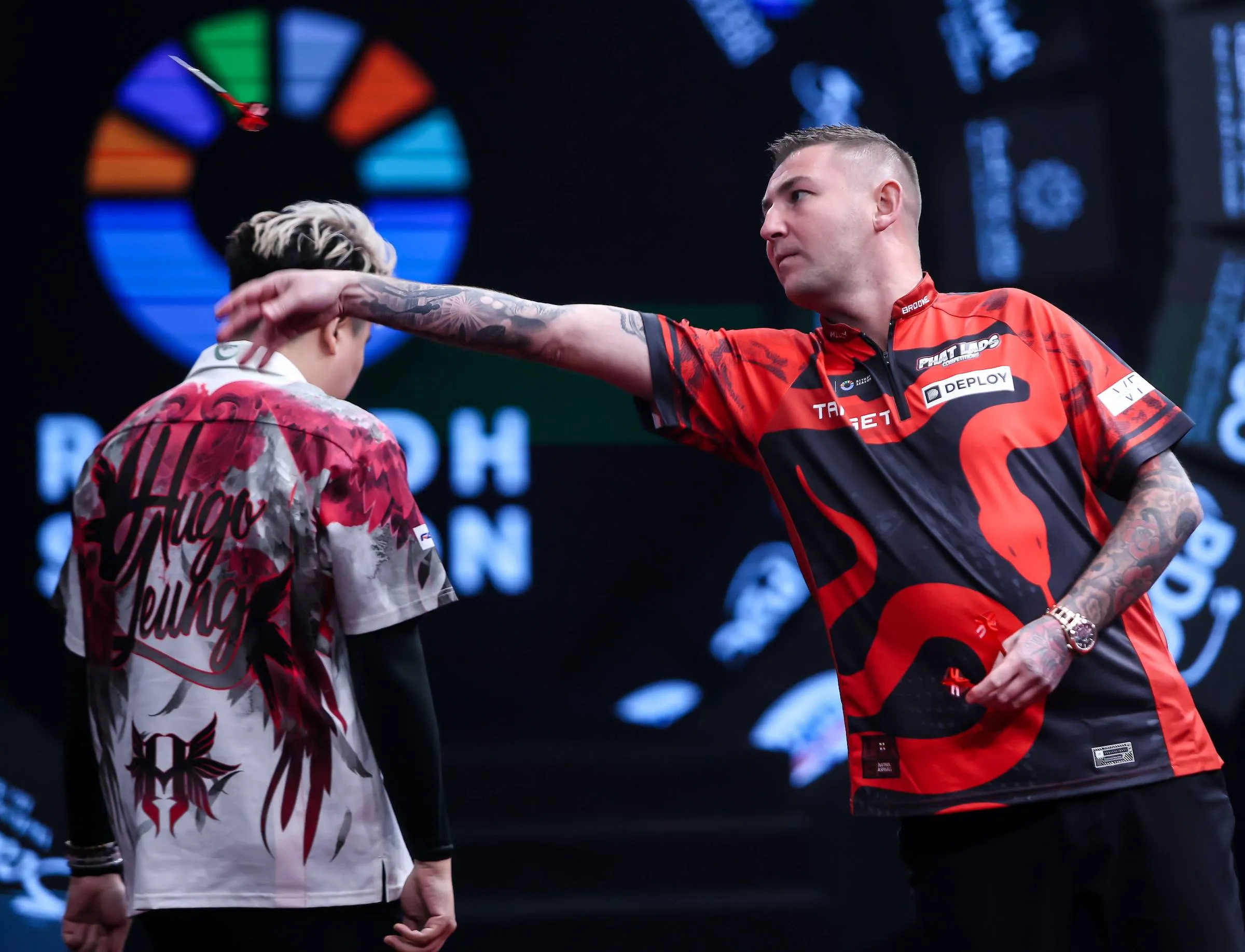 Aspinall wint spektakelstuk van Leung en treft Van Gerwen in halve finale