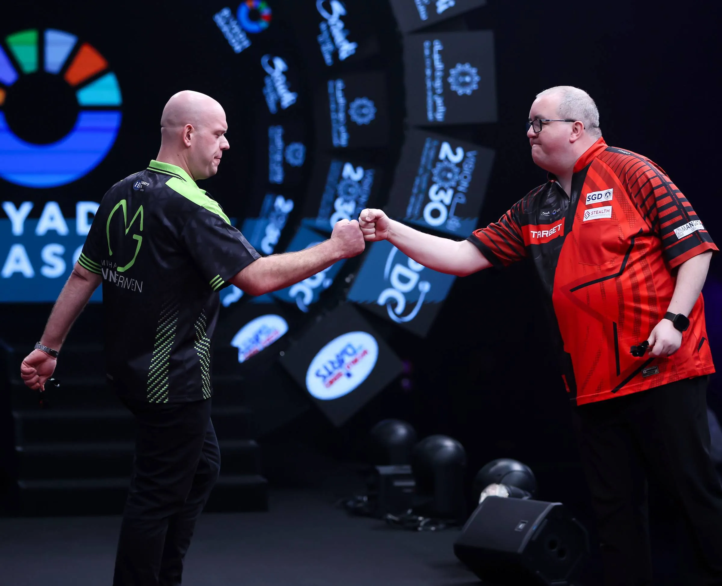 Michael van Gerwen overleeft matig openingsduel in Riyadh na duel vol breaks